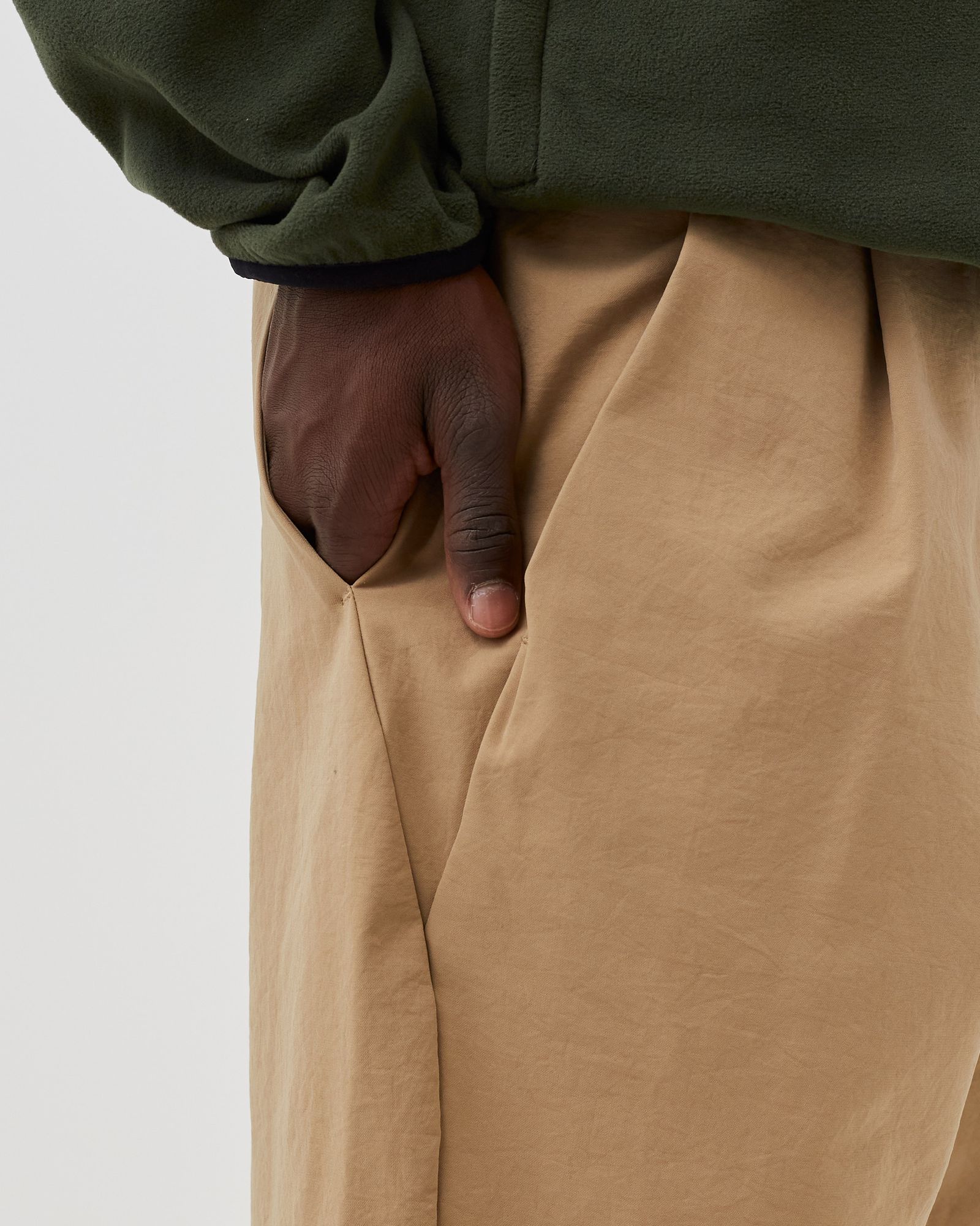 One Tuck Tapered Stretch Pants