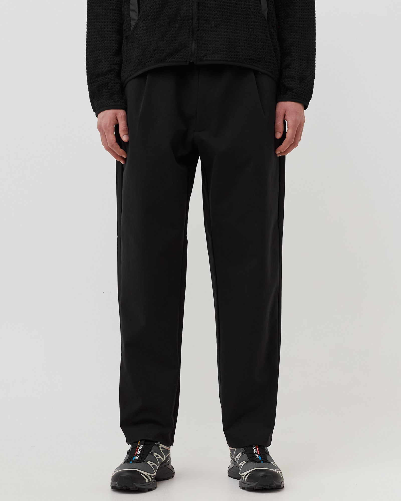 One Tuck Tapered Stretch Pants