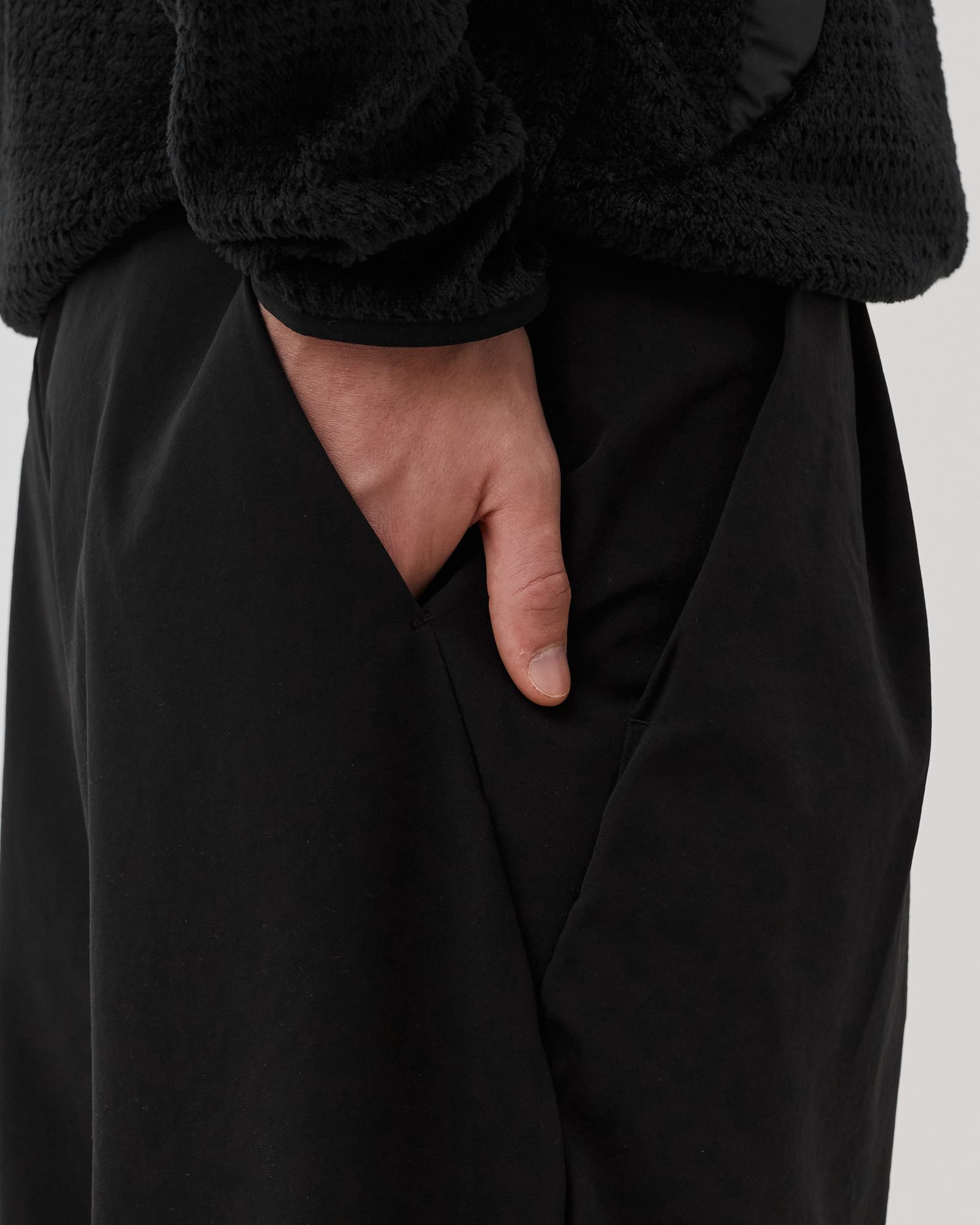 One Tuck Tapered Stretch Pants