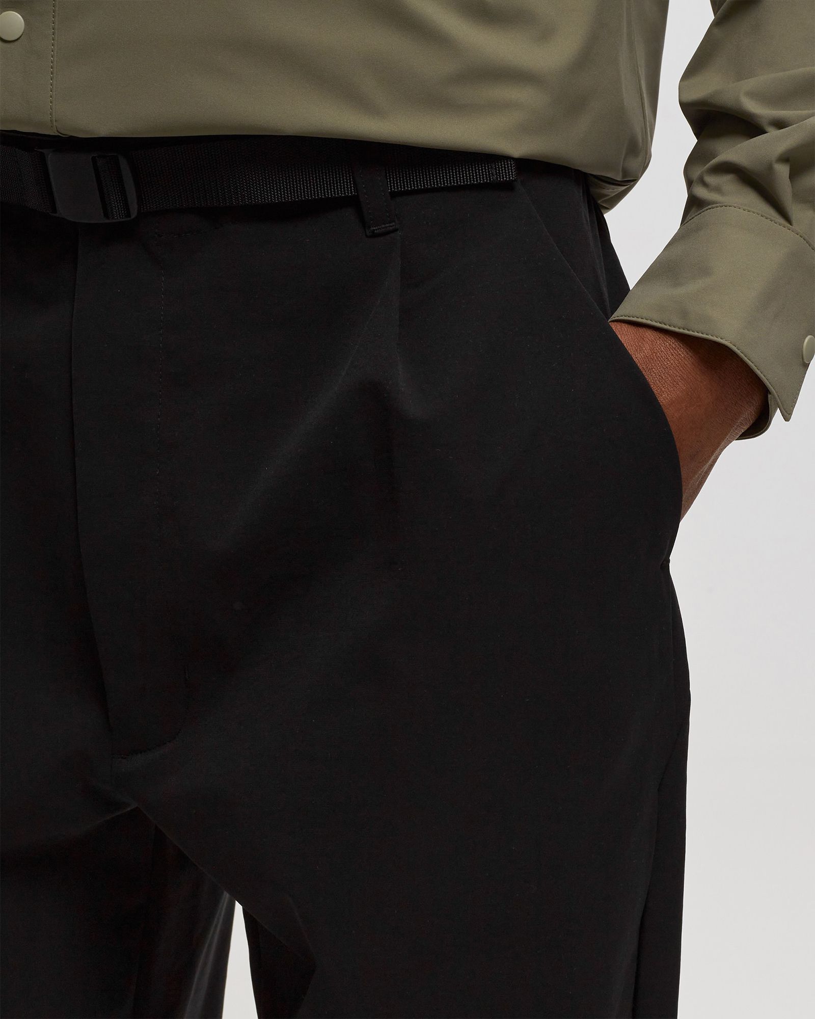 One Tuck Tapered Stretch Pants