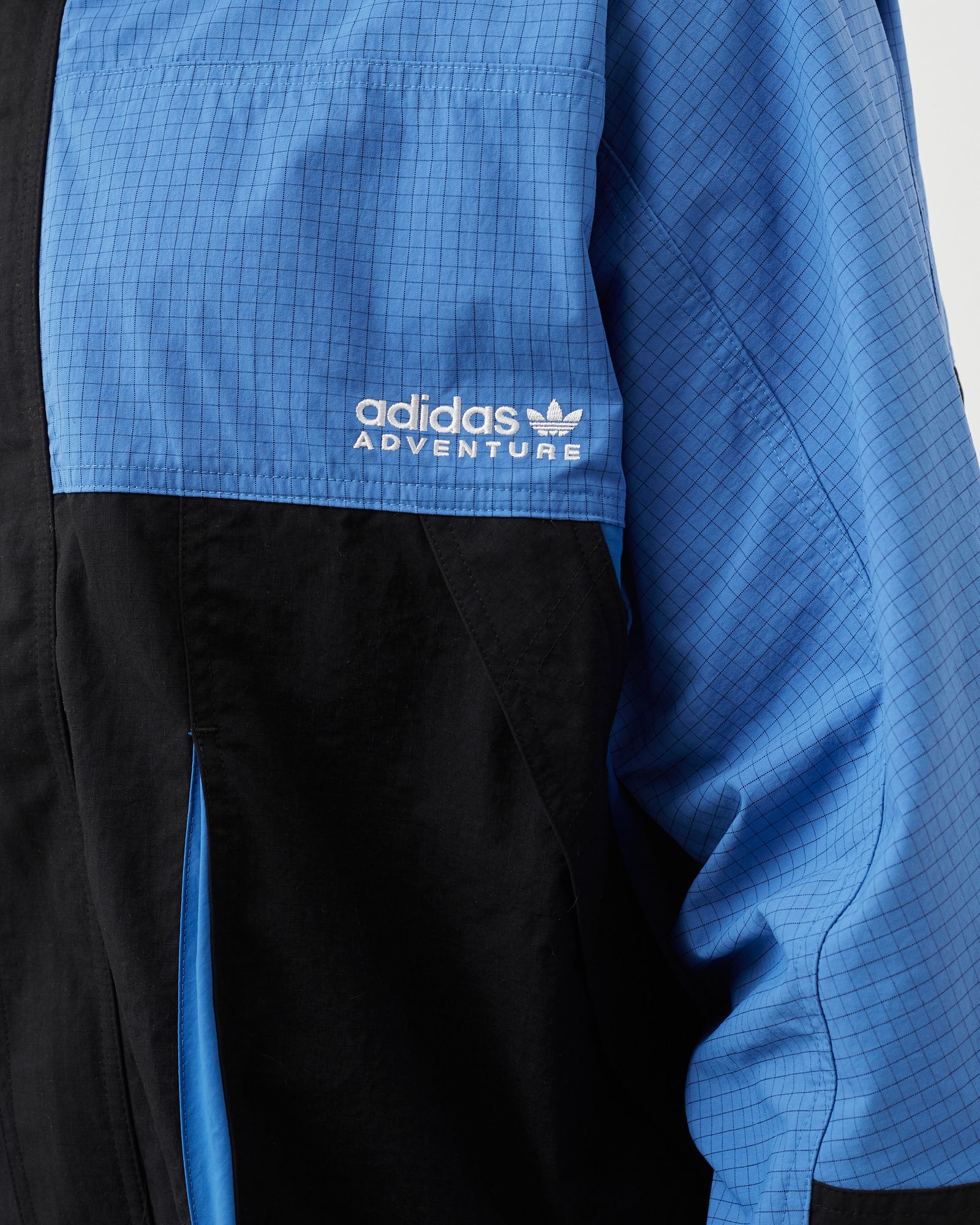 ADVENTURE TRAVERSE WINDBREAKER