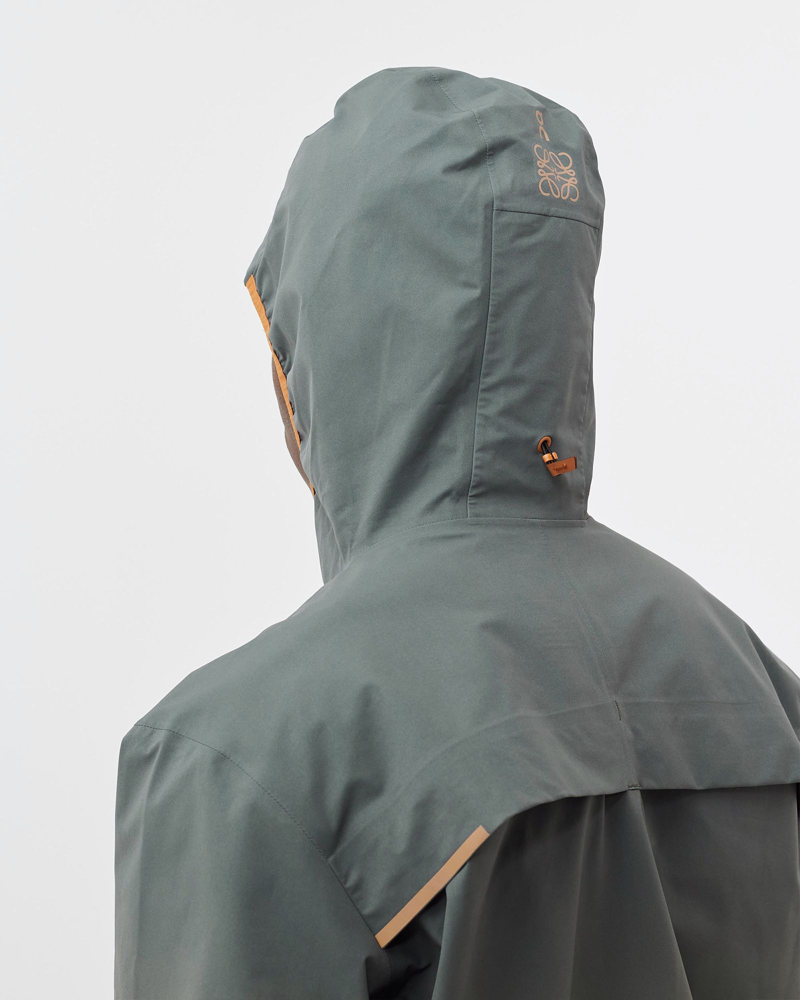 ON ON X LOEWE WATERPROOF ANORAK Green | BSTN Store