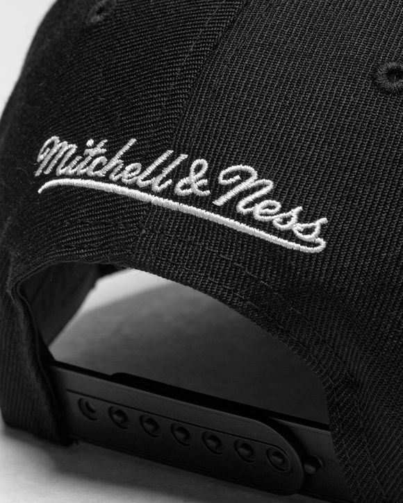 Mitchell & Ness 110 vintage logo snapback cap in off white