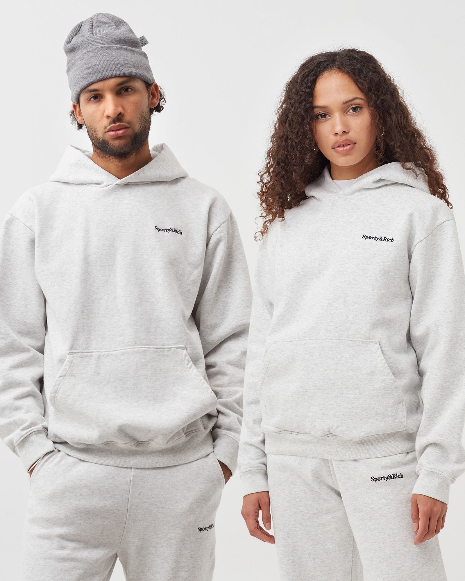 【h】SPORTY & RICH フーディー Sporty & Rich Serif Logo Hoodie Grey | BSTN Store