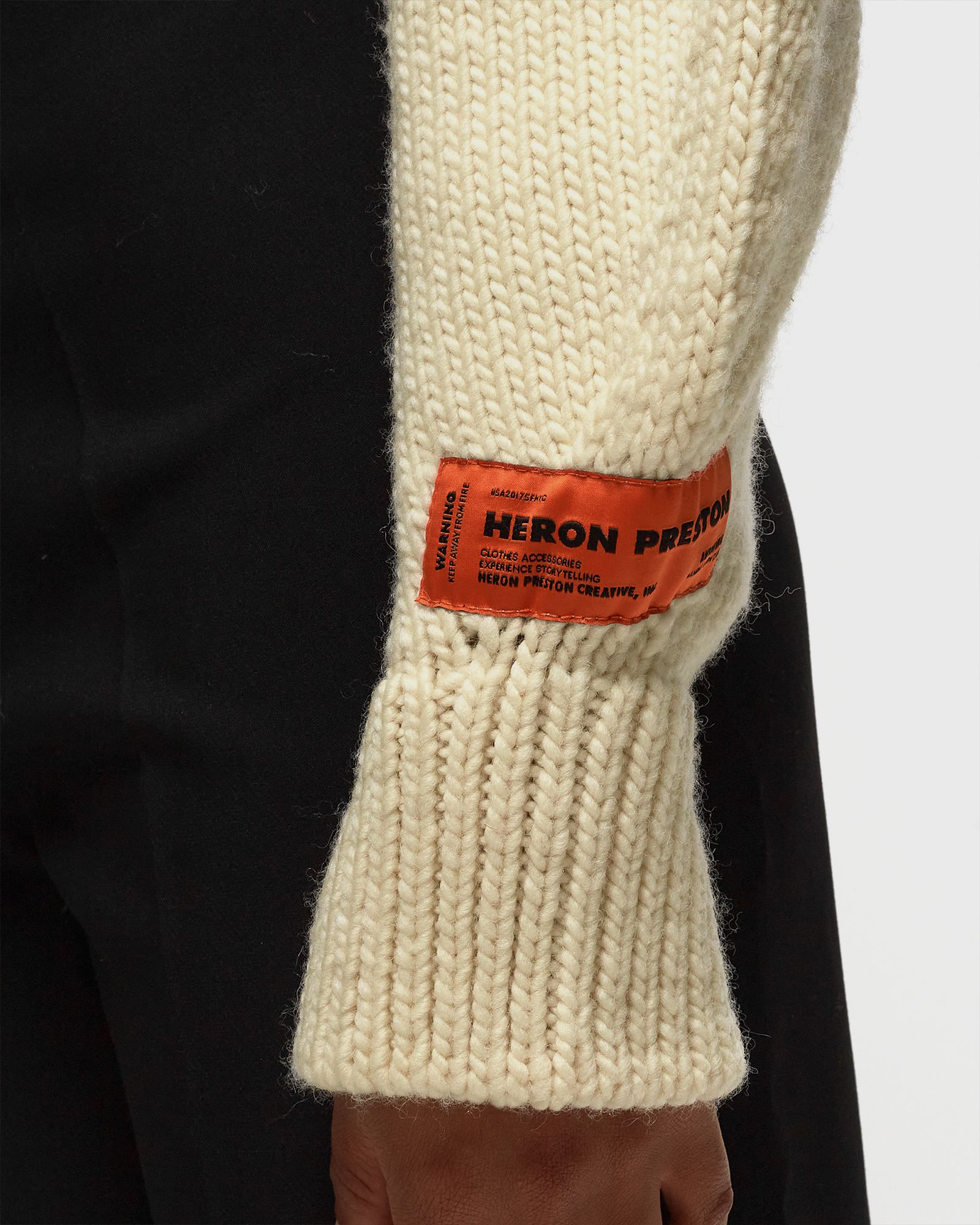 CROP CREWNECK BACK CUT OUT