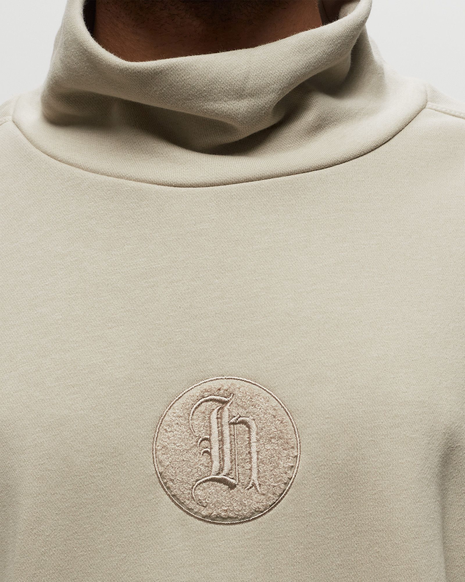 STAMP PATCH TURTLE NECK PULLOVER