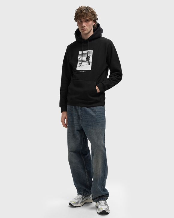 Thumbnail - Le Hoodie Ice Skating Waiter