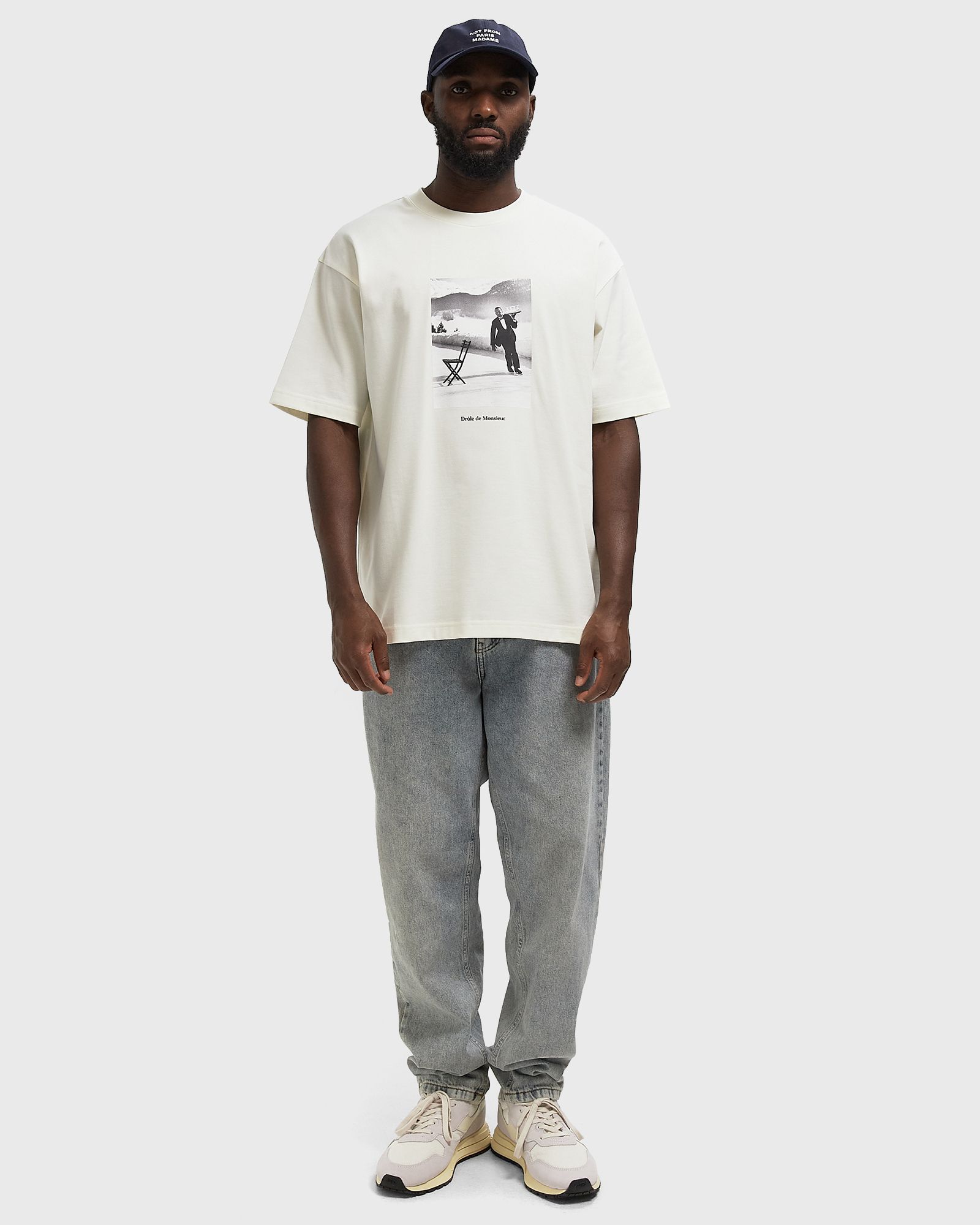 Le Tee Ice Skating Waiter