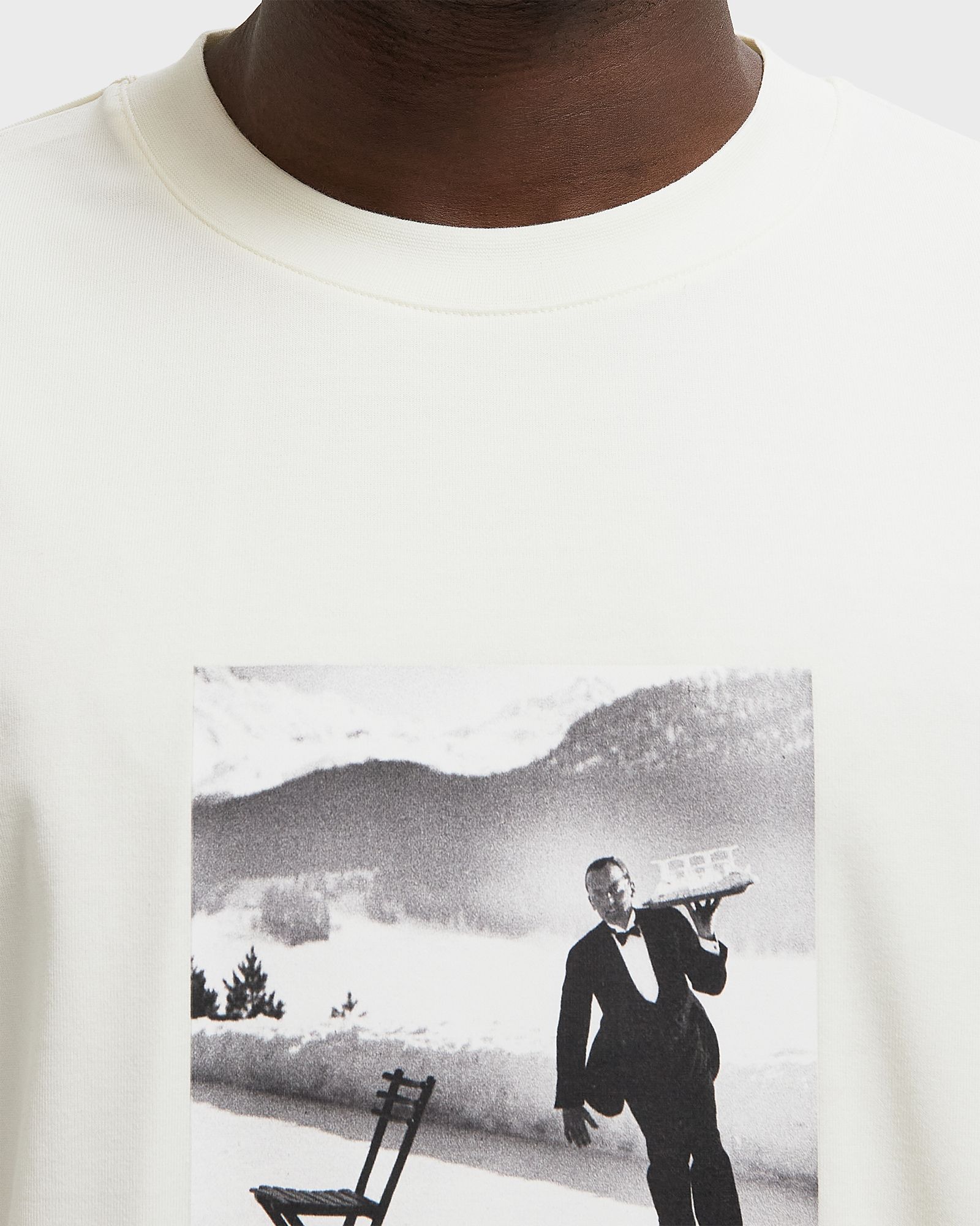 Le Tee Ice Skating Waiter