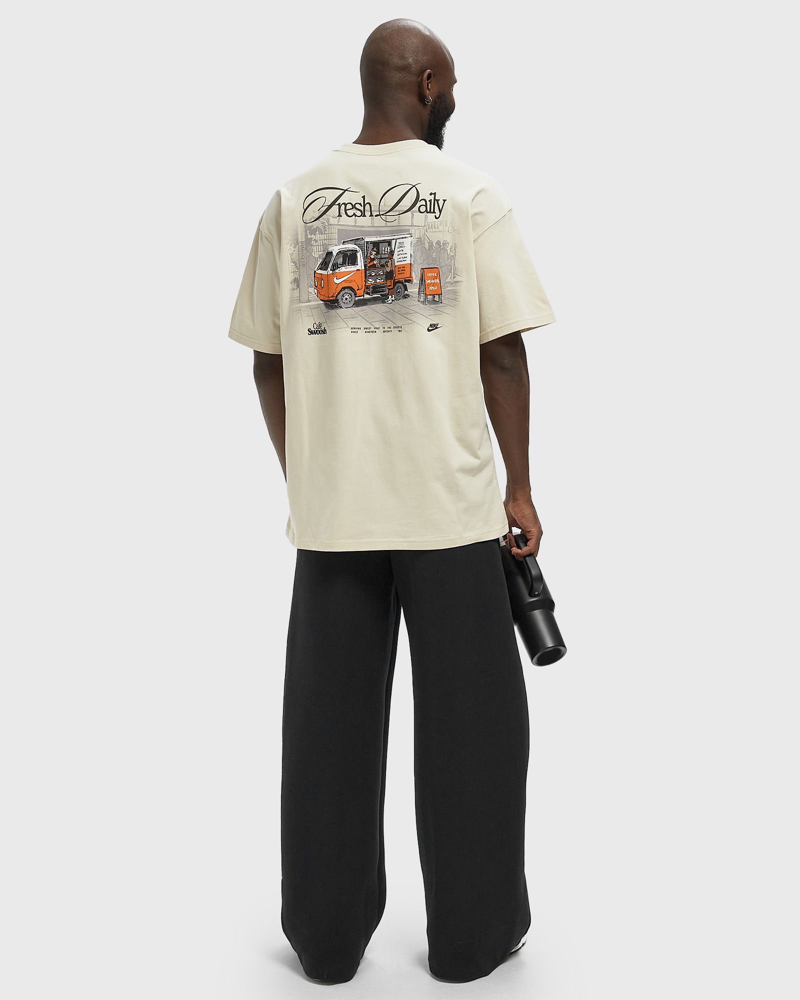 TEE LSE CAFE SWOOSH VAN