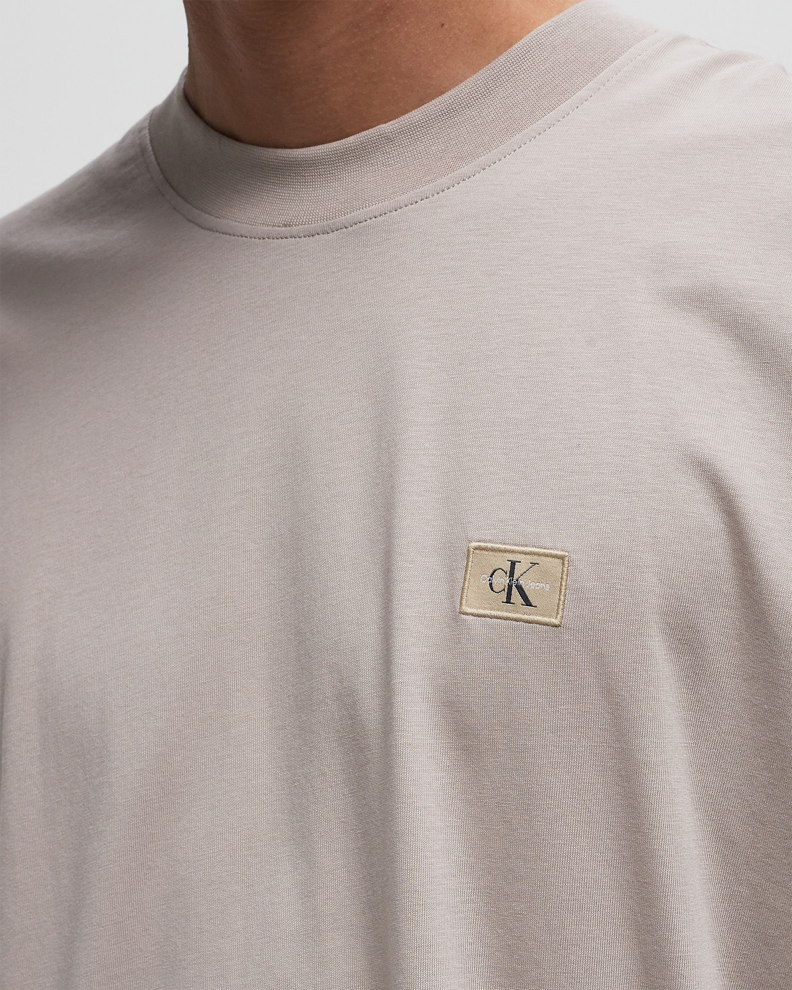 WOVEN LABEL RELAXED TEE