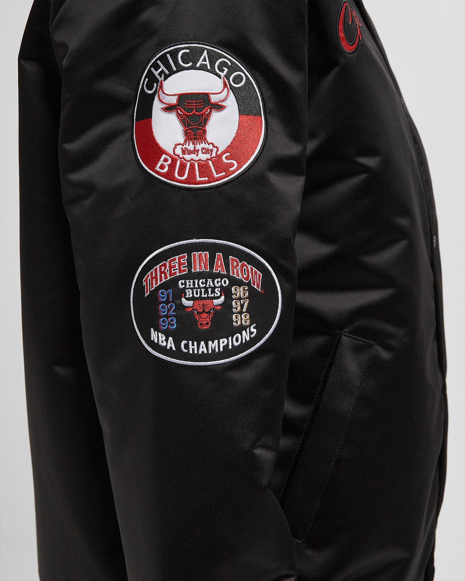 NBA BLACKOUT HEAVYWEIGHT SATIN JACKET CHICAGO BULLS