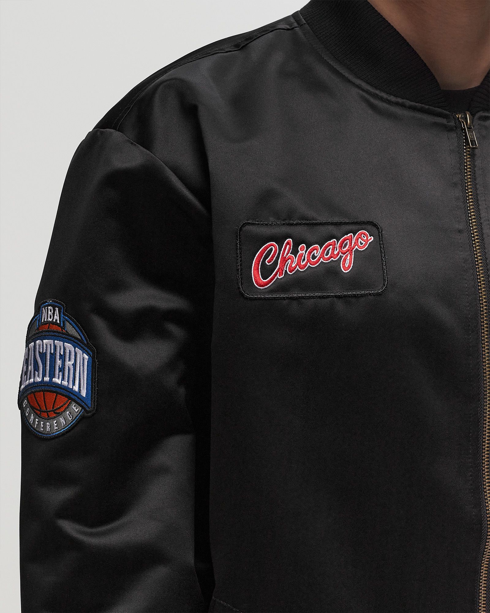 NBA TEAM LEADER SATIN BOMBER VINTAGE LOGO CHICAGO BULLS