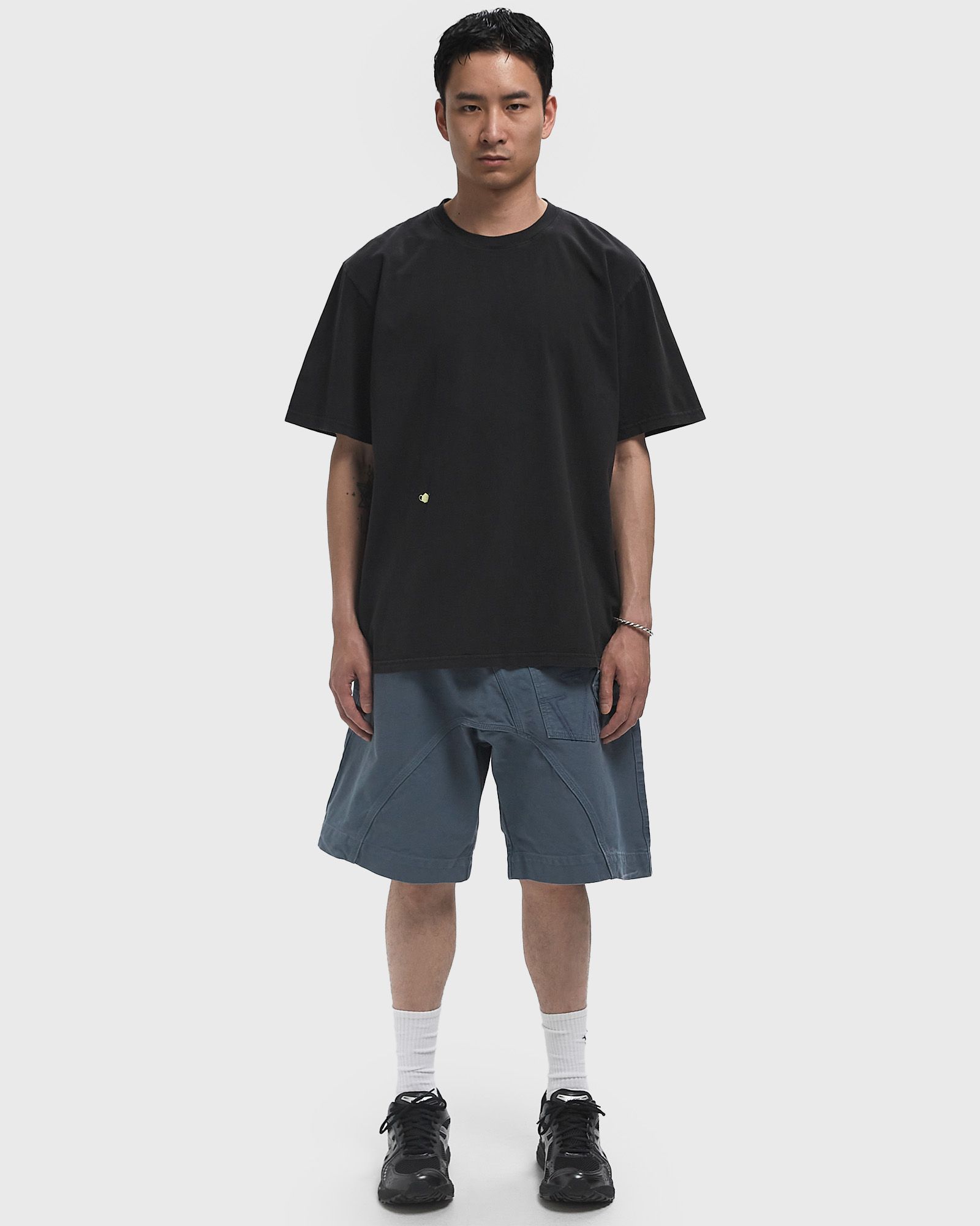 CONTRAST EMBROIDERY TEE