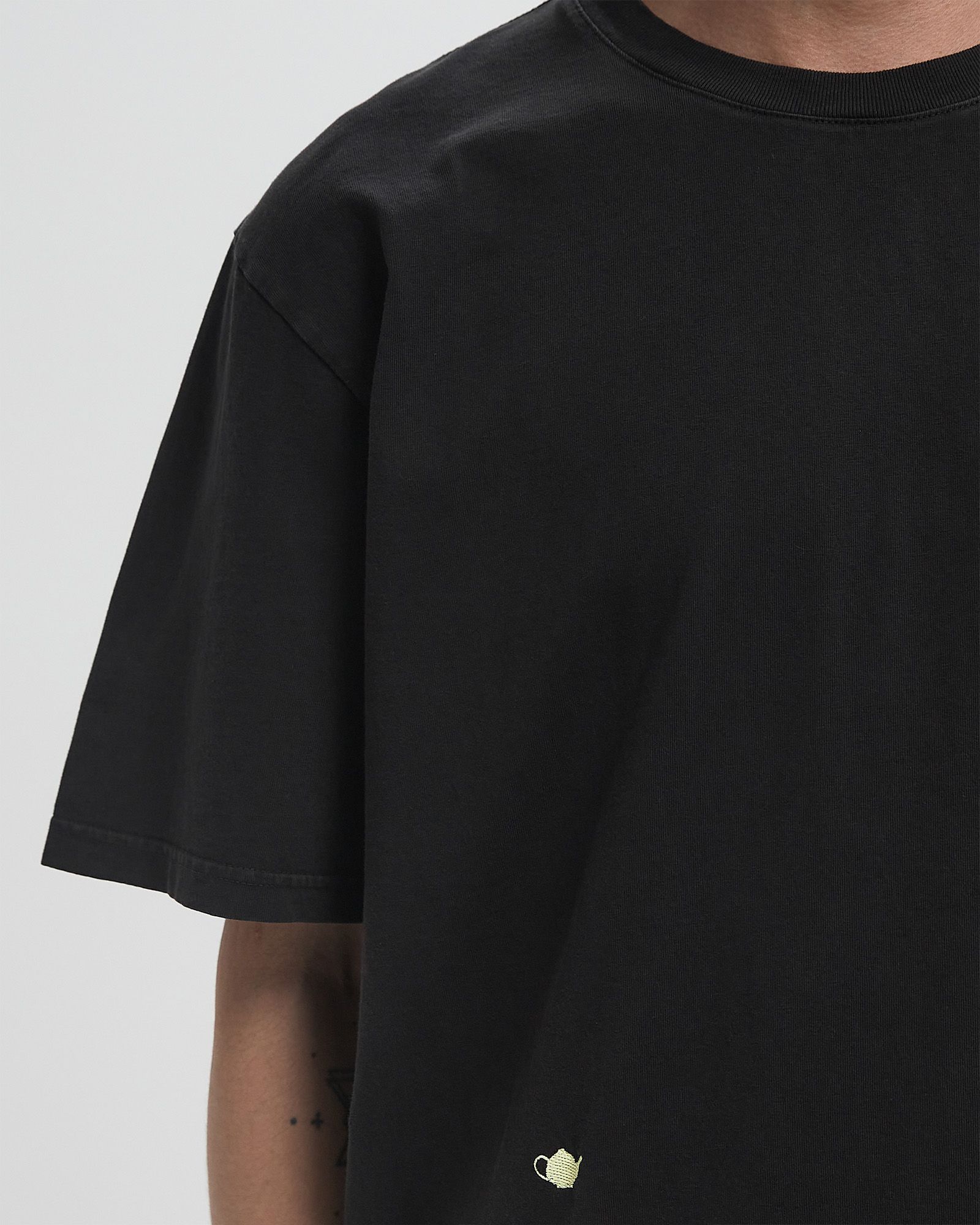 CONTRAST EMBROIDERY TEE