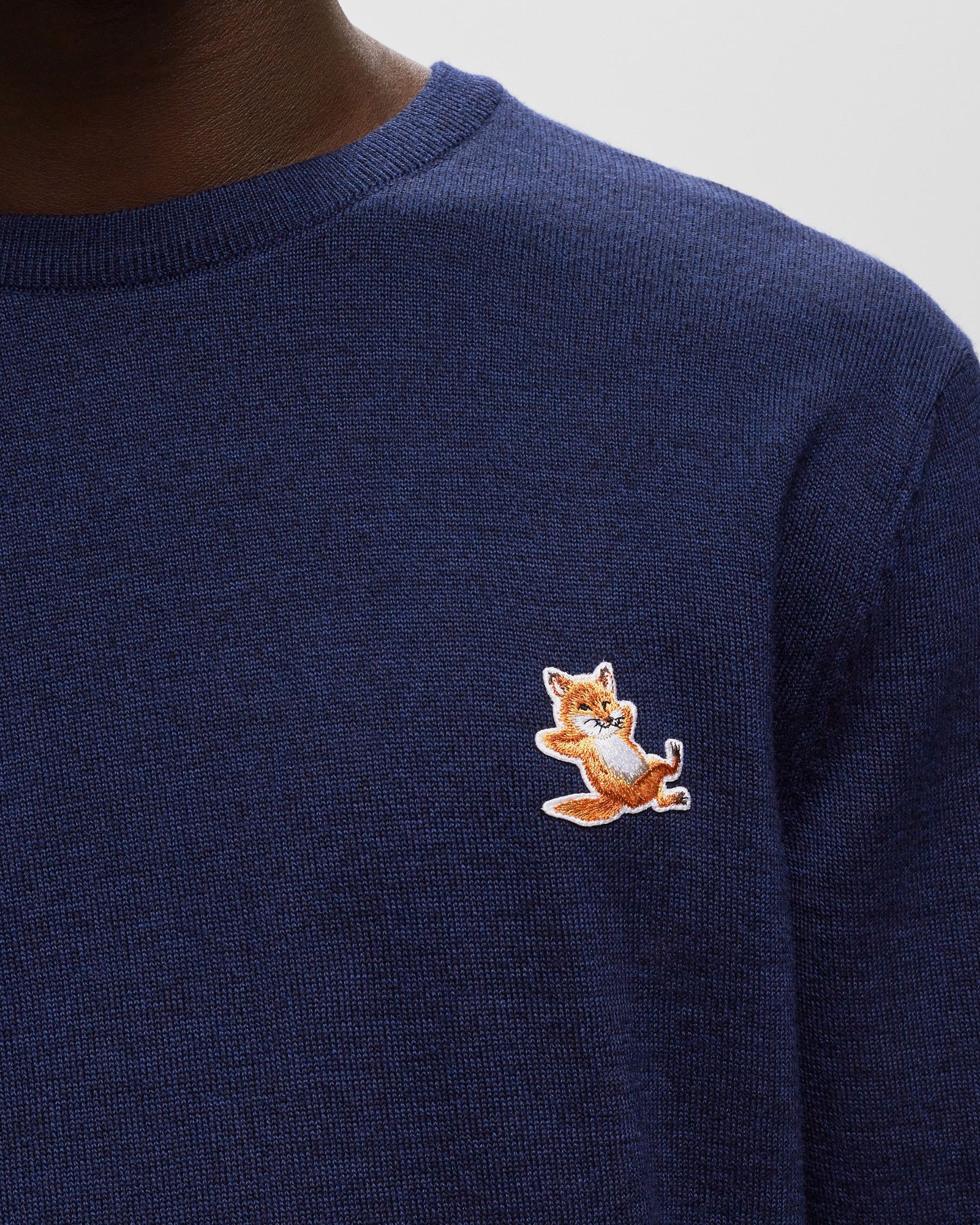CHILLAX FOX PATCH CLASSIC R-NECK JUMPER
