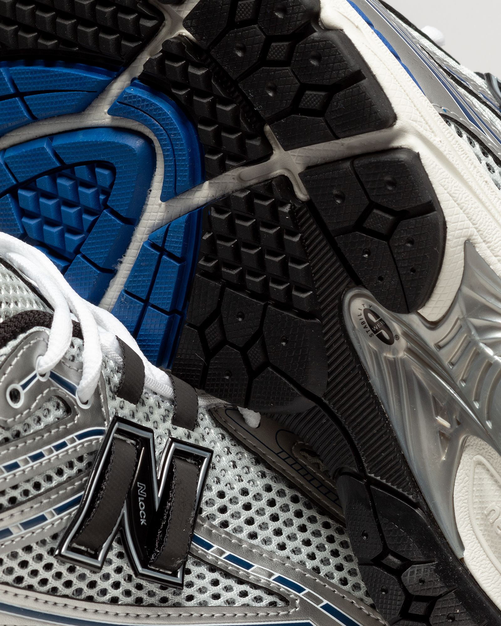 1906R 'Silver Metallic'