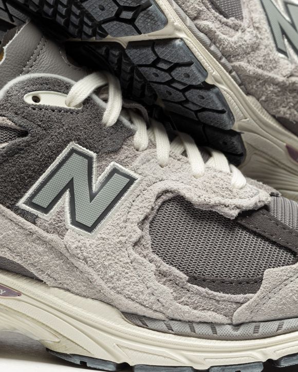 New Balance 2002 Protection Pack 'Rain Cloud' details van ontwerp