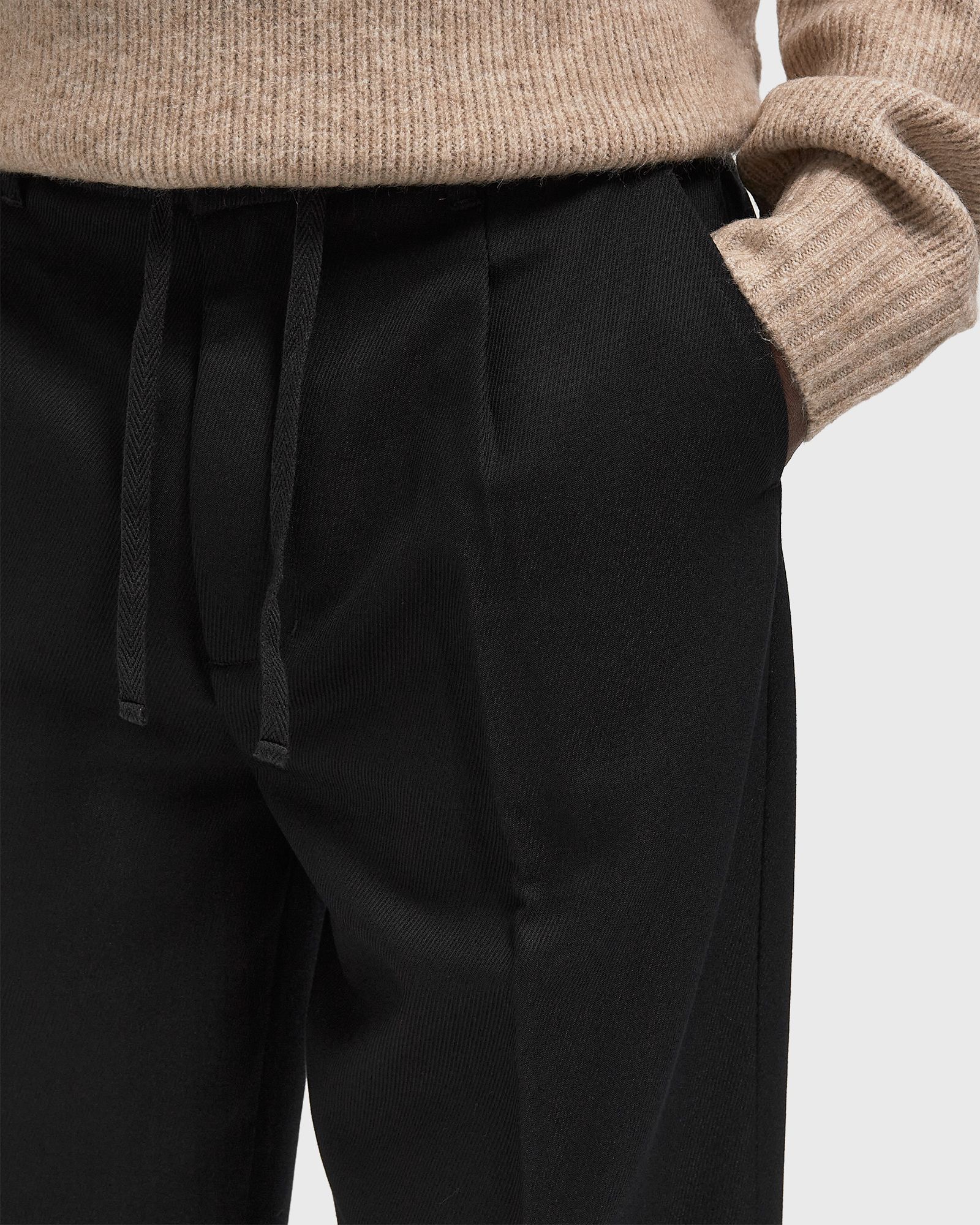 REGULAR TWILL PLEATED CHINO’S