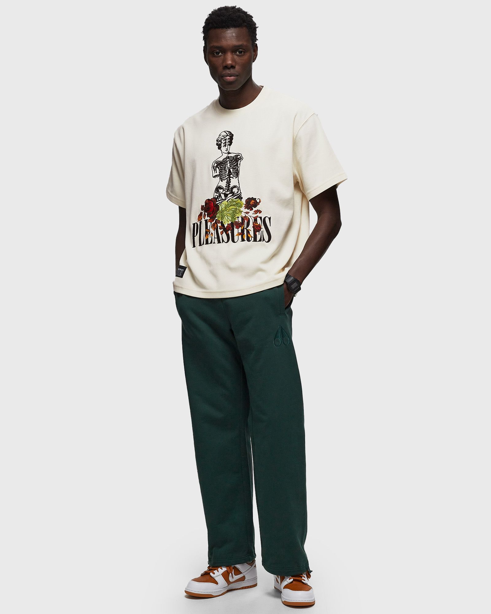 x PLEASURES STATUE GRAPHIC TEE