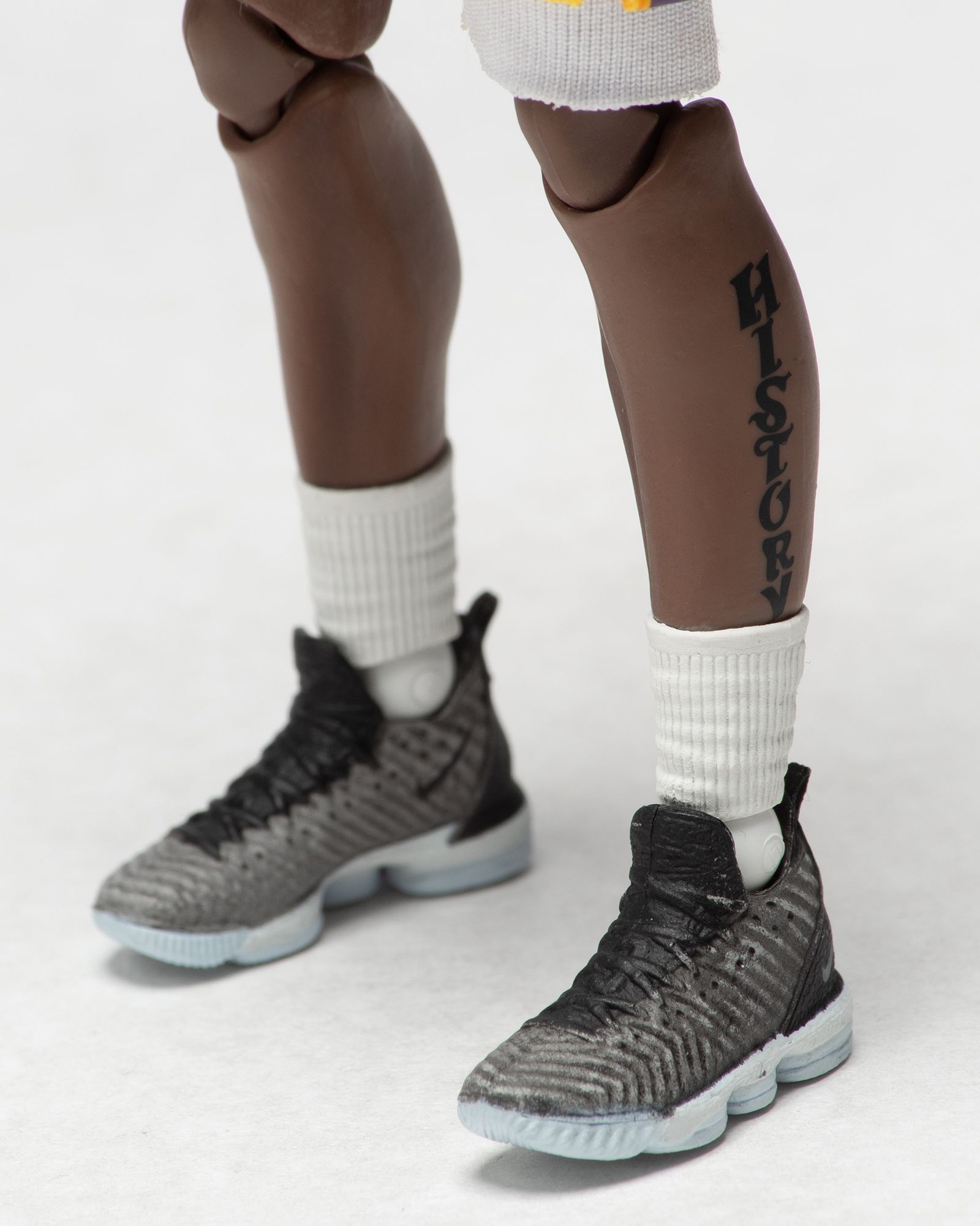 MAFEX LEBRON JAMES LOS ANGELES LAKERS