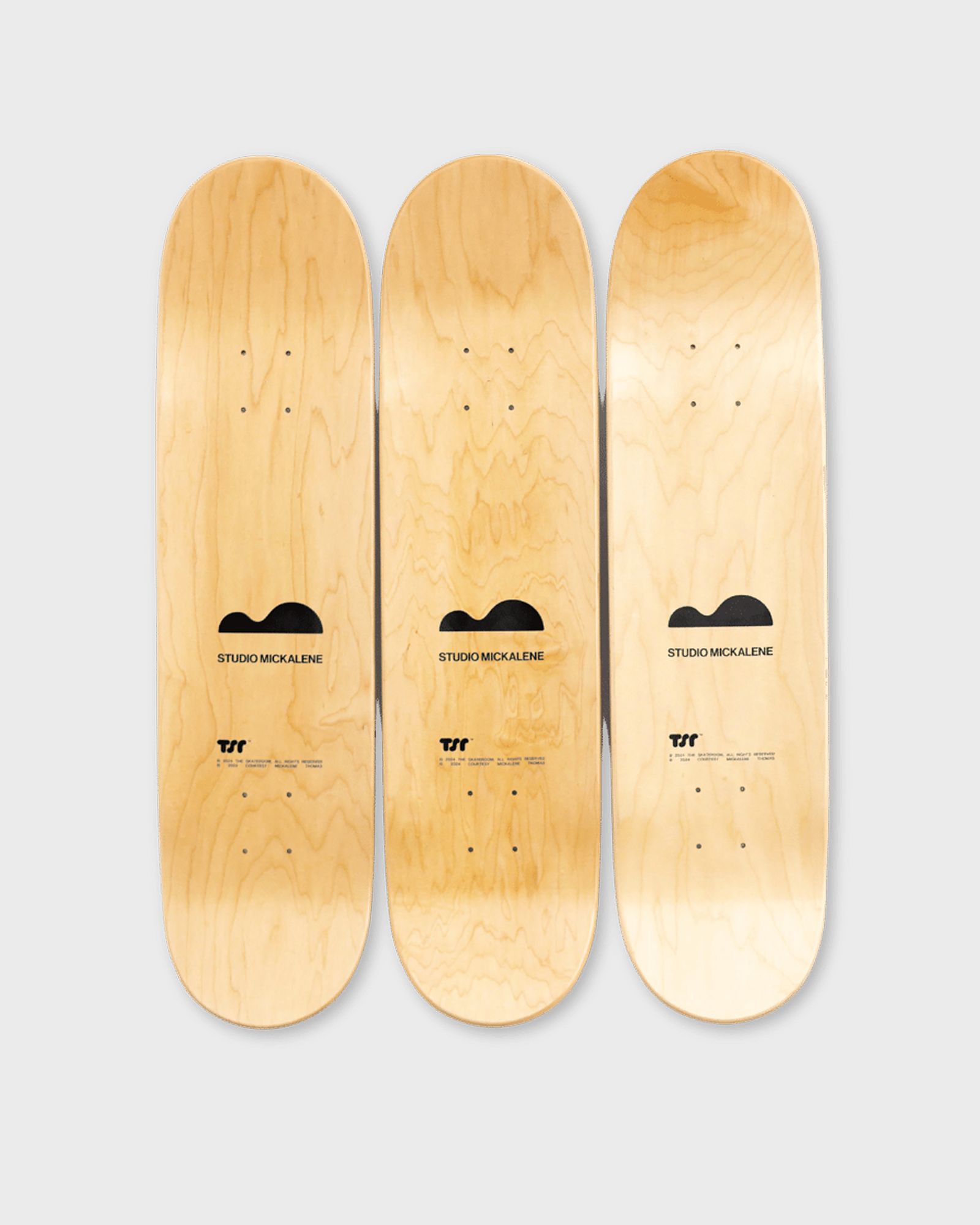 Mickalene THOMAS DIN AVEC LA MAIN DANS LE MIROIR ET JUPE ROUGE