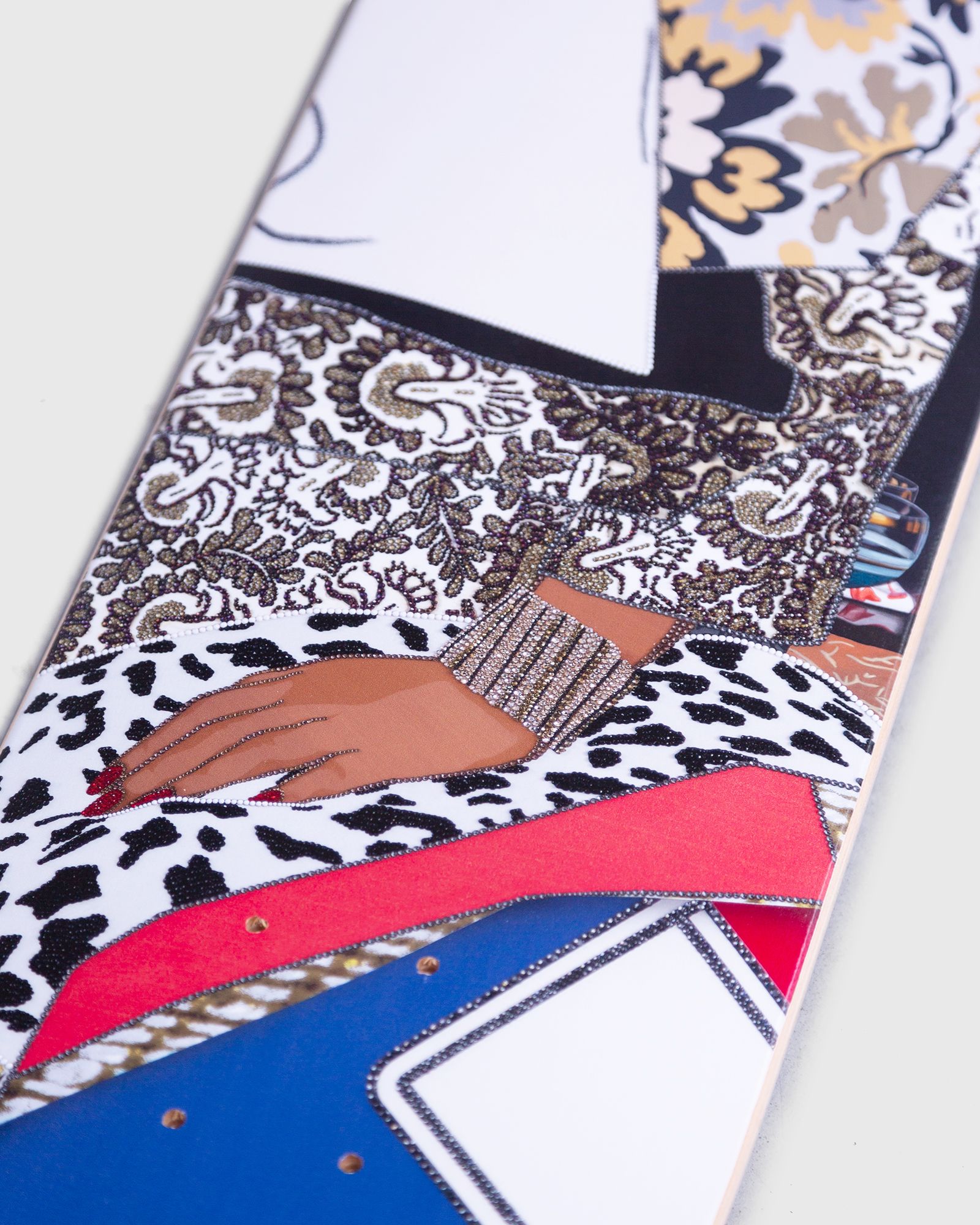Mickalene THOMAS DIN AVEC LA MAIN DANS LE MIROIR ET JUPE ROUGE