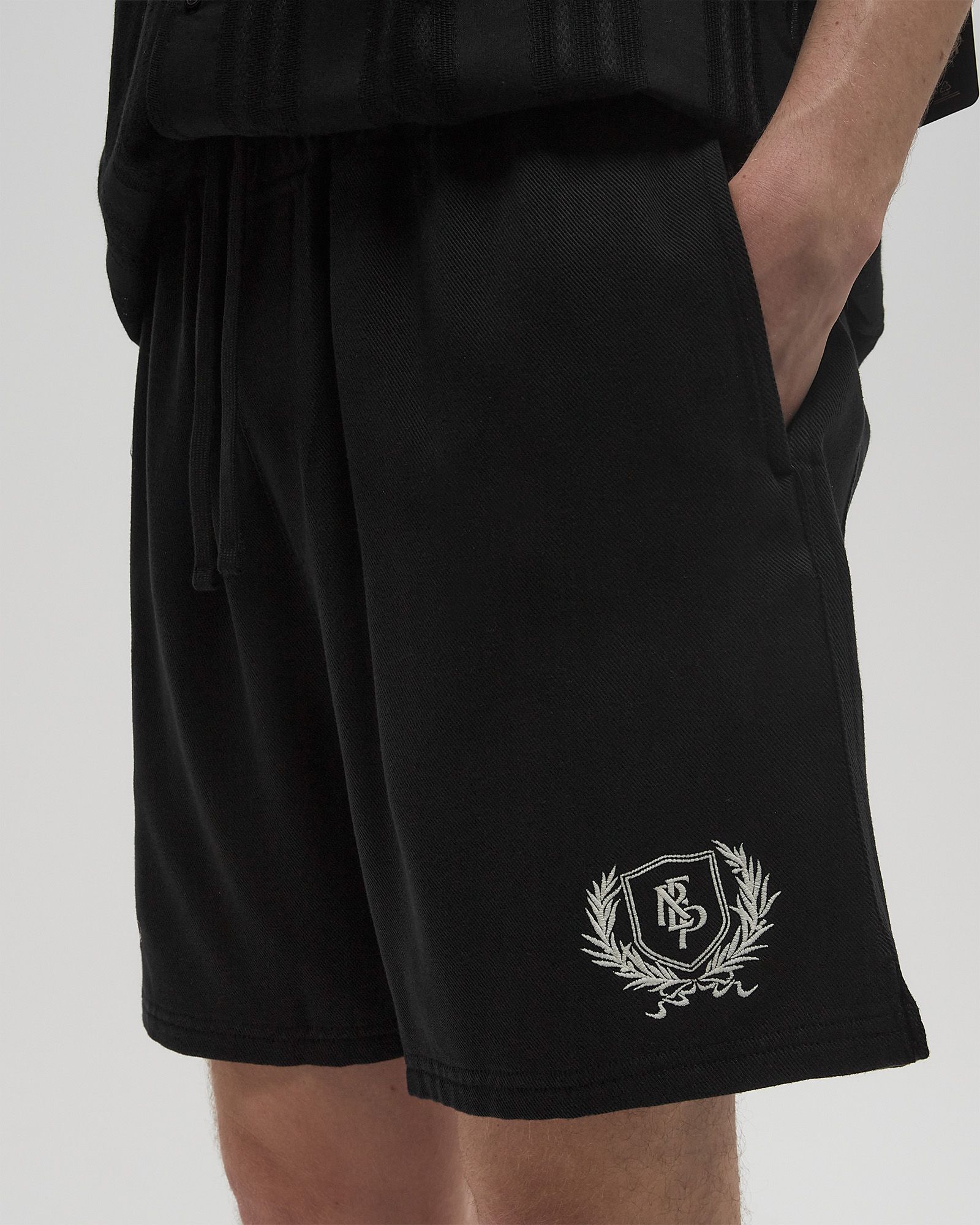 REPRESENT CREST SHORT