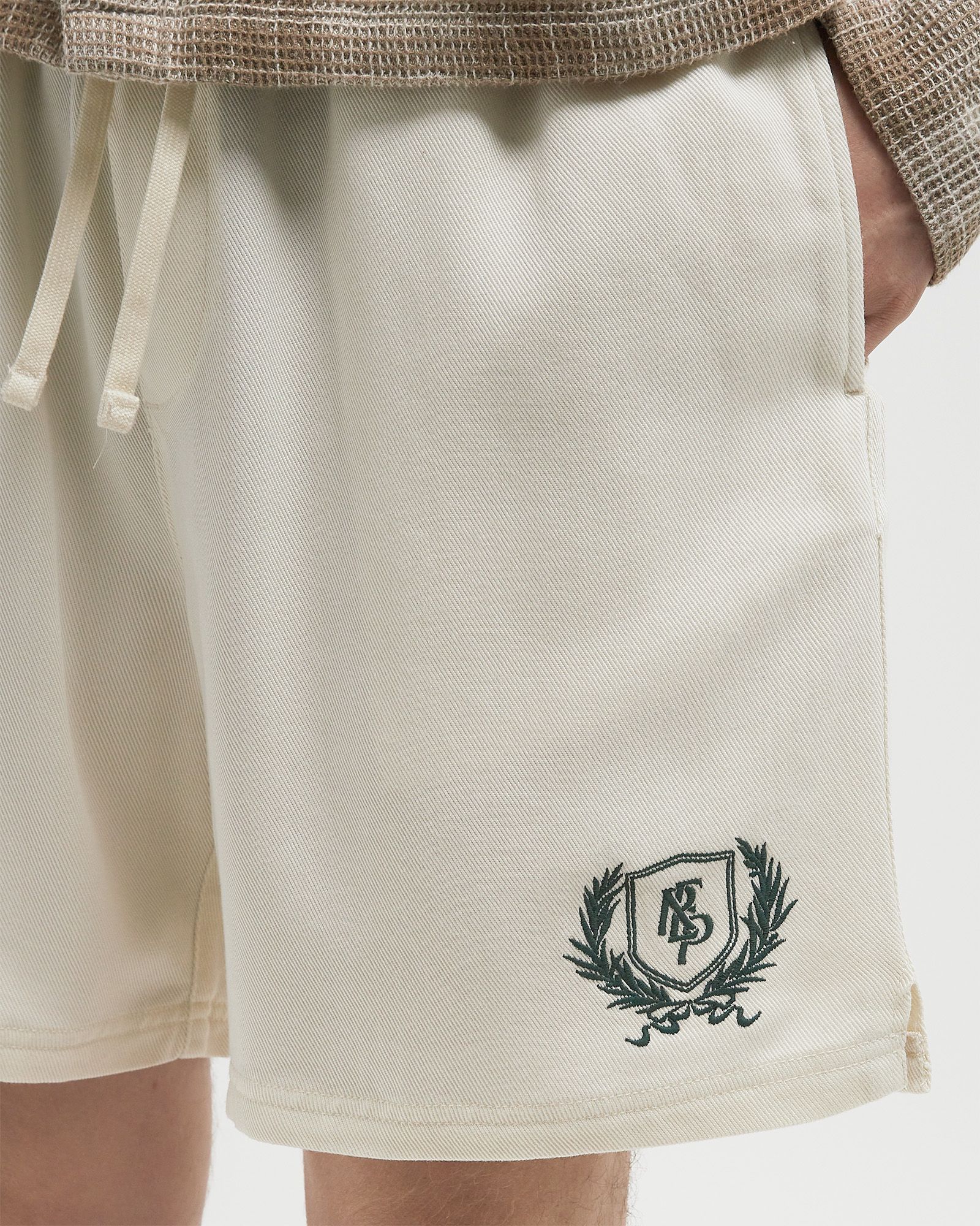 REPRESENT CREST SHORT