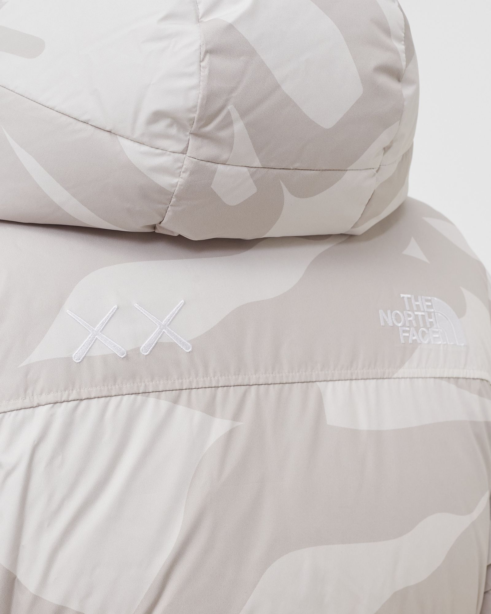 The North Face KAWS HIMARAYAN PARKA 白 L Kaws x The North Face Himalayan Parka Jacket Ivory White