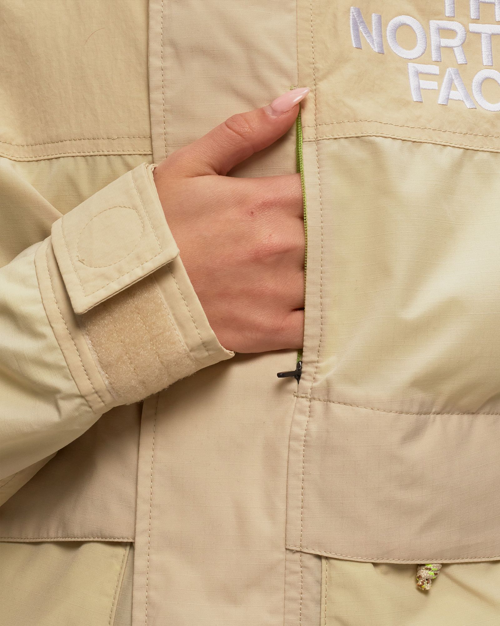 WMNS 86 LOW-FI HI-TEK MOUNTAIN SHORT JACKET