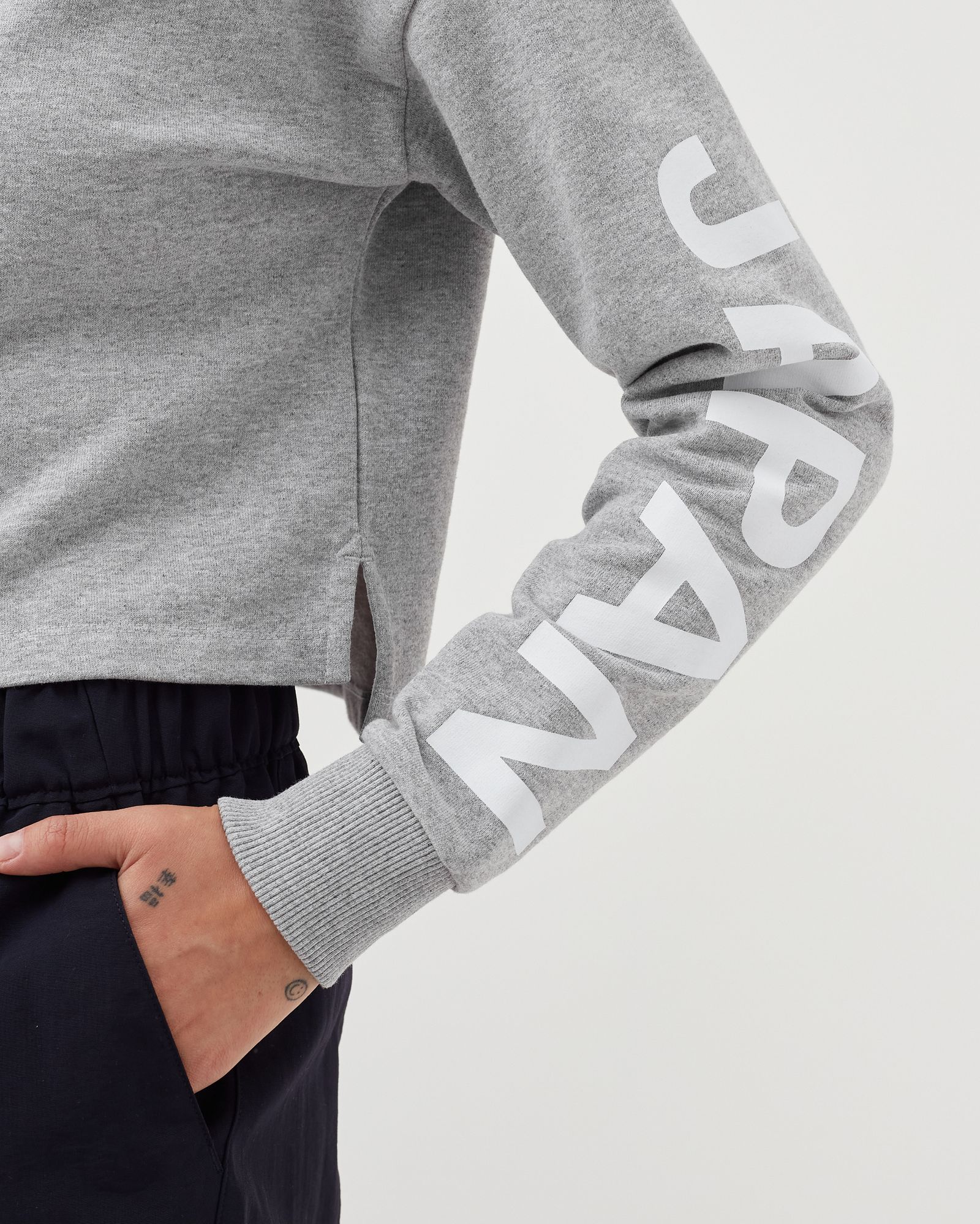 WMNS INTERNATIONAL COLLECTION CROPPED PO HOODIE