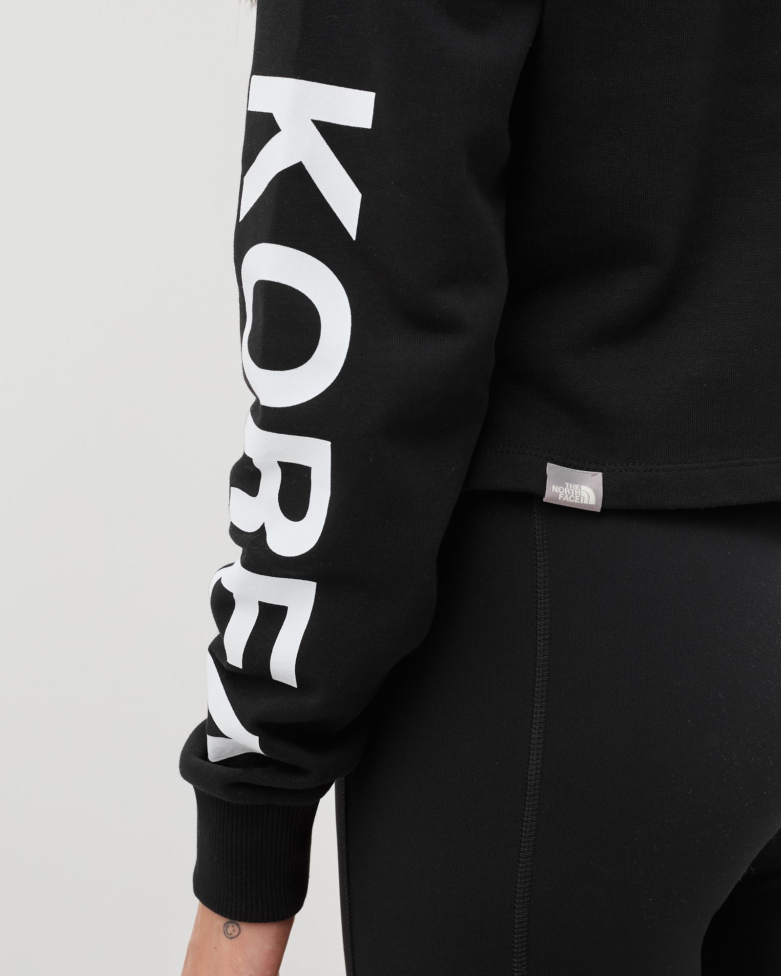 WMNS INTERNATIONAL COLLECTION CROPPED PO HOODIE