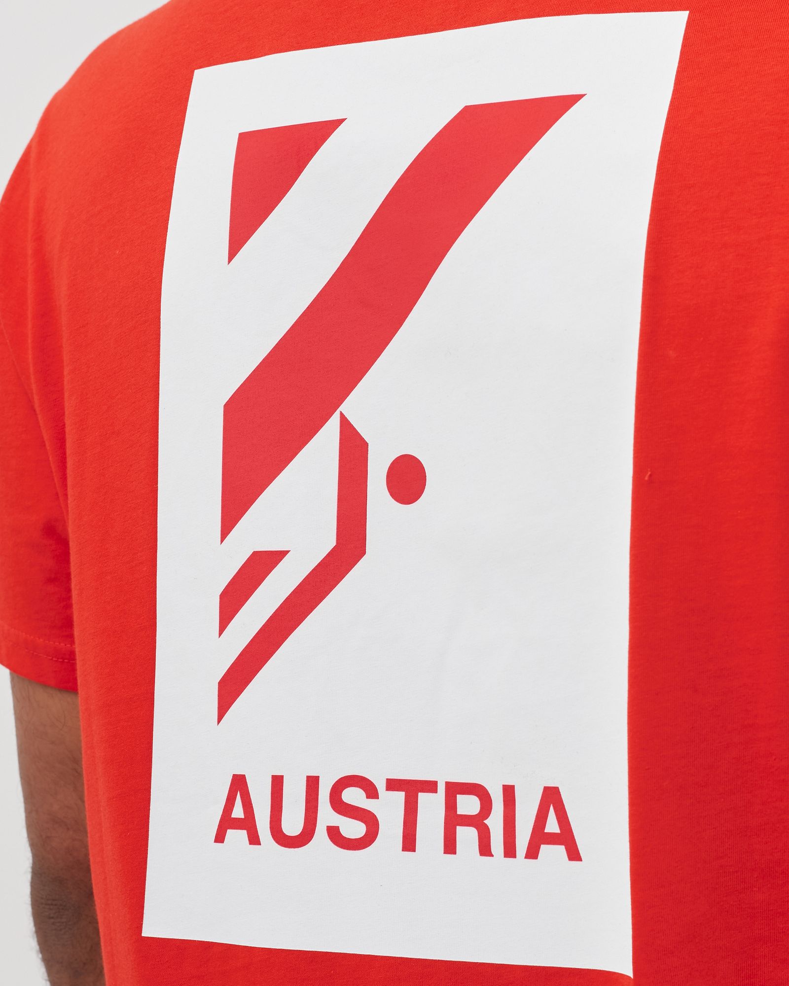 INTERNATIONAL COLLECTION CLIMB GRAPHIC TEE