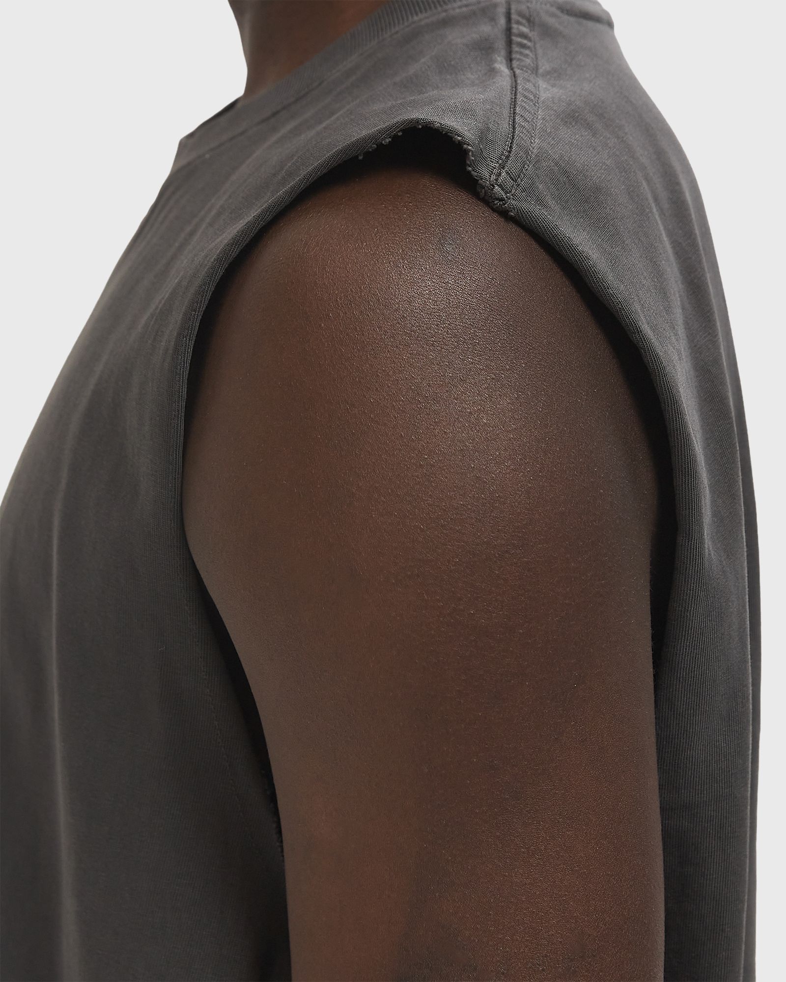 ONYX SLEEVELESS SHIRT