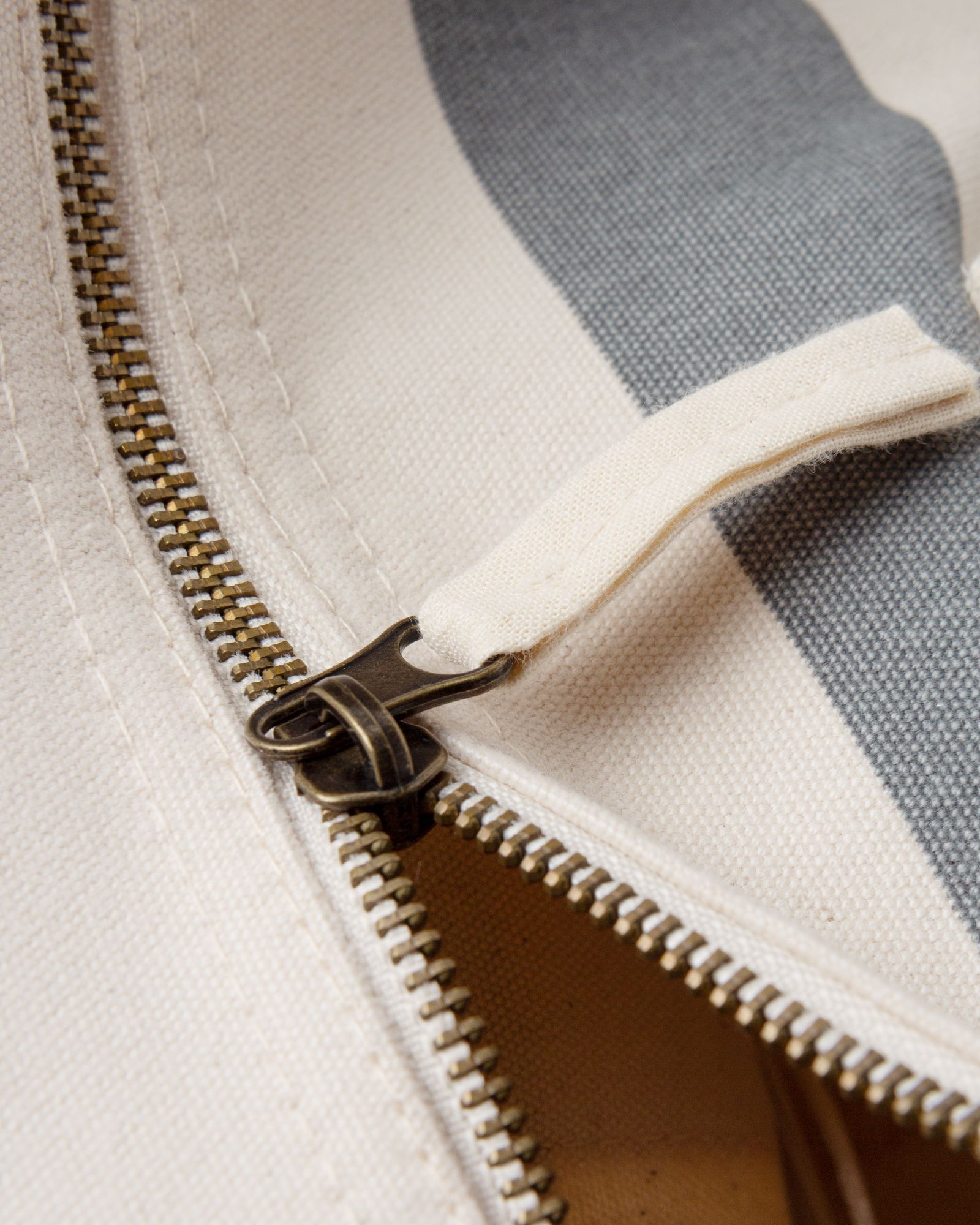 PELIKANS STRIPED BAG