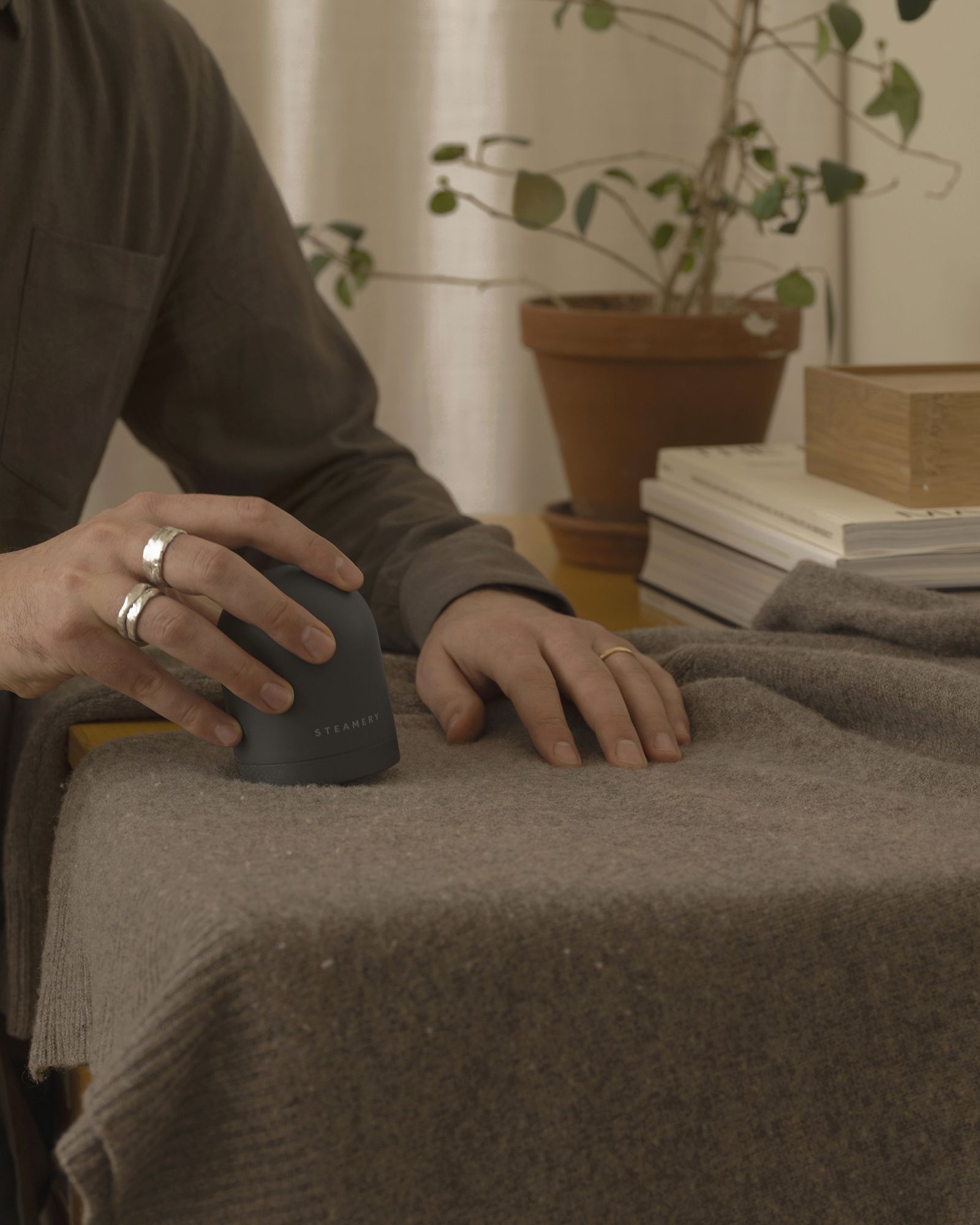 Pilo 2 Fabric Shaver Charcoal