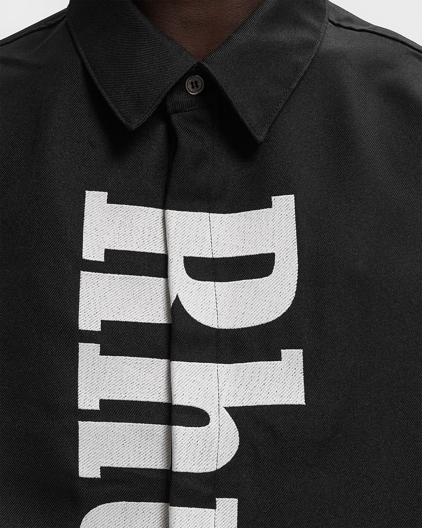 CENTER LOGO BUTTON UP SHIRT