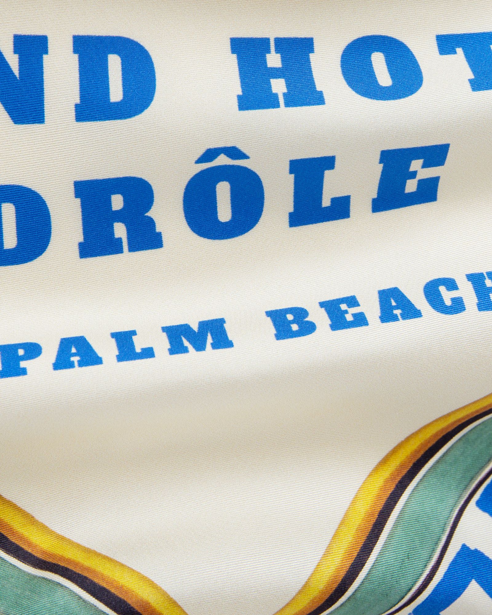 Le Foulard Hotel Drôle