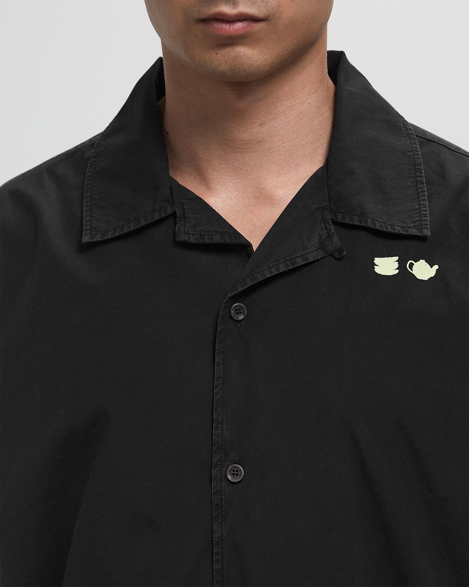 CONTRAST EMBROIDERY SHORT SLEEVE SHIRT