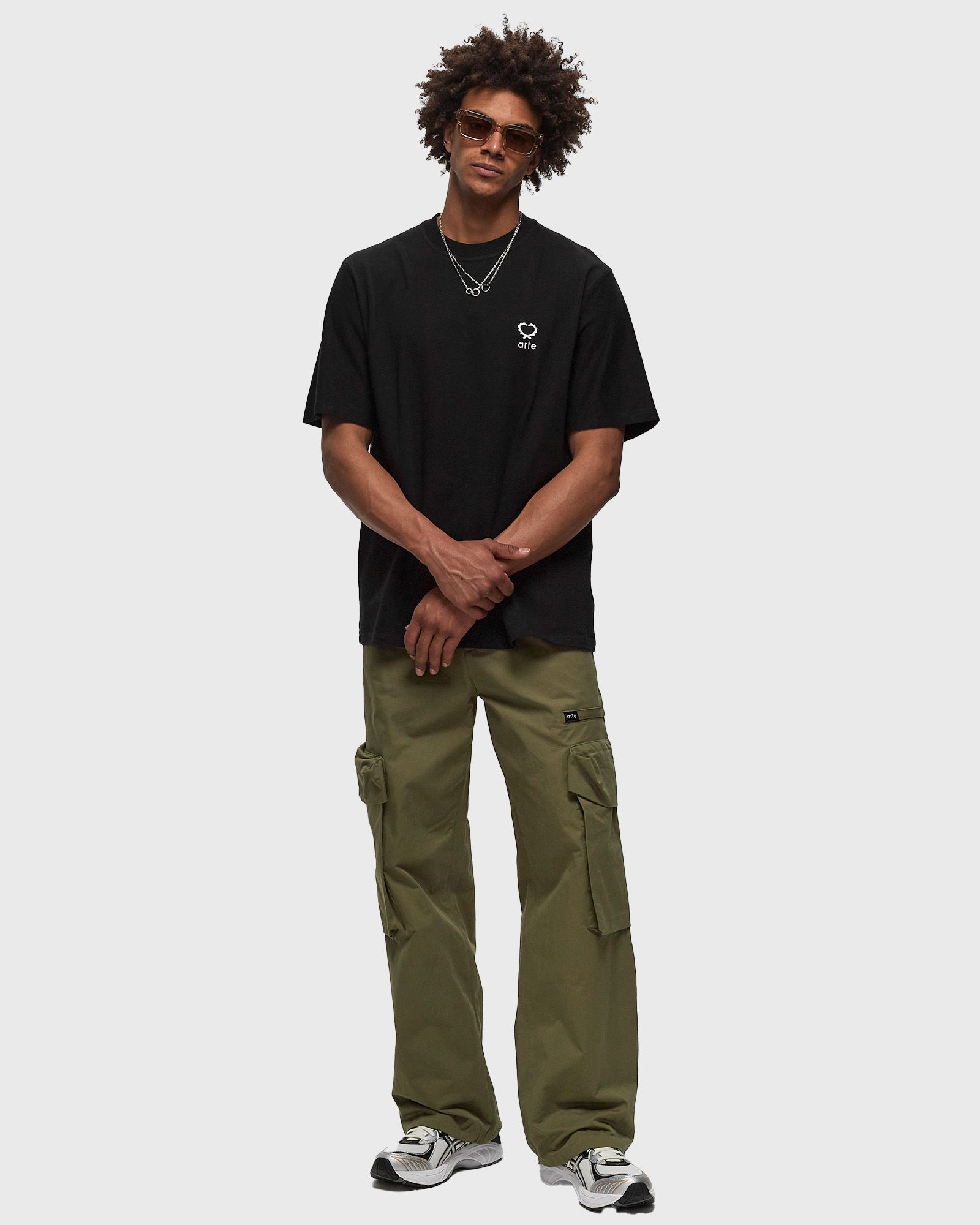 Hearts leaves arte logo chest T’shirt