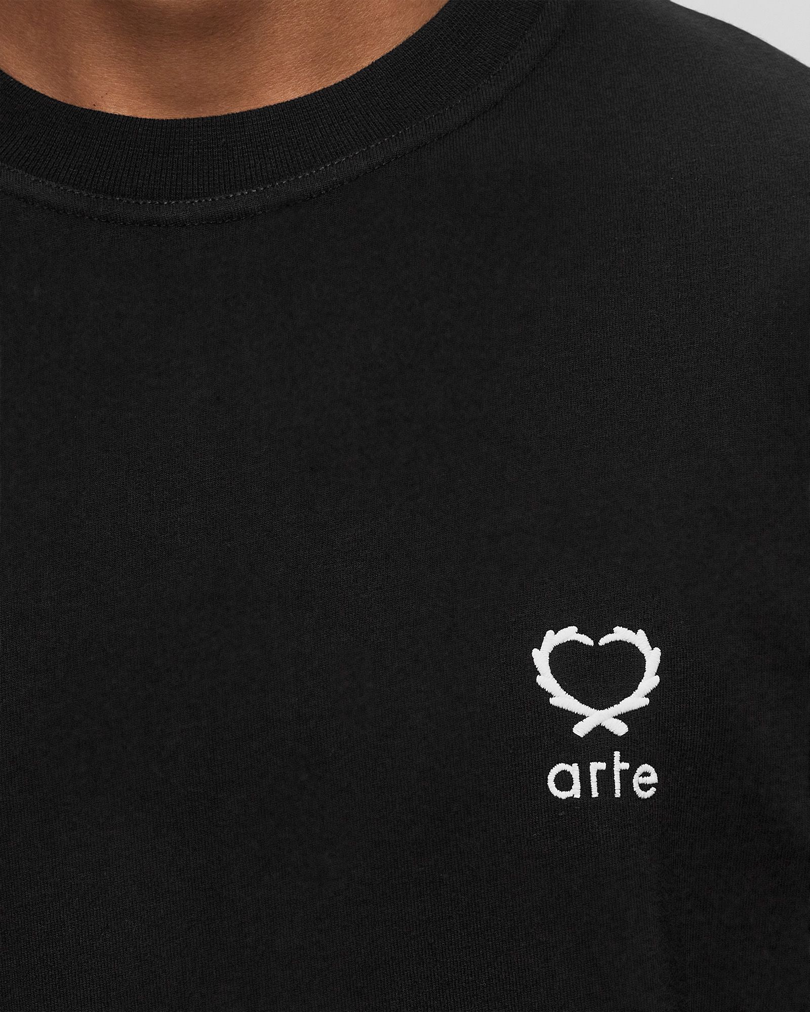 Hearts leaves arte logo chest T’shirt