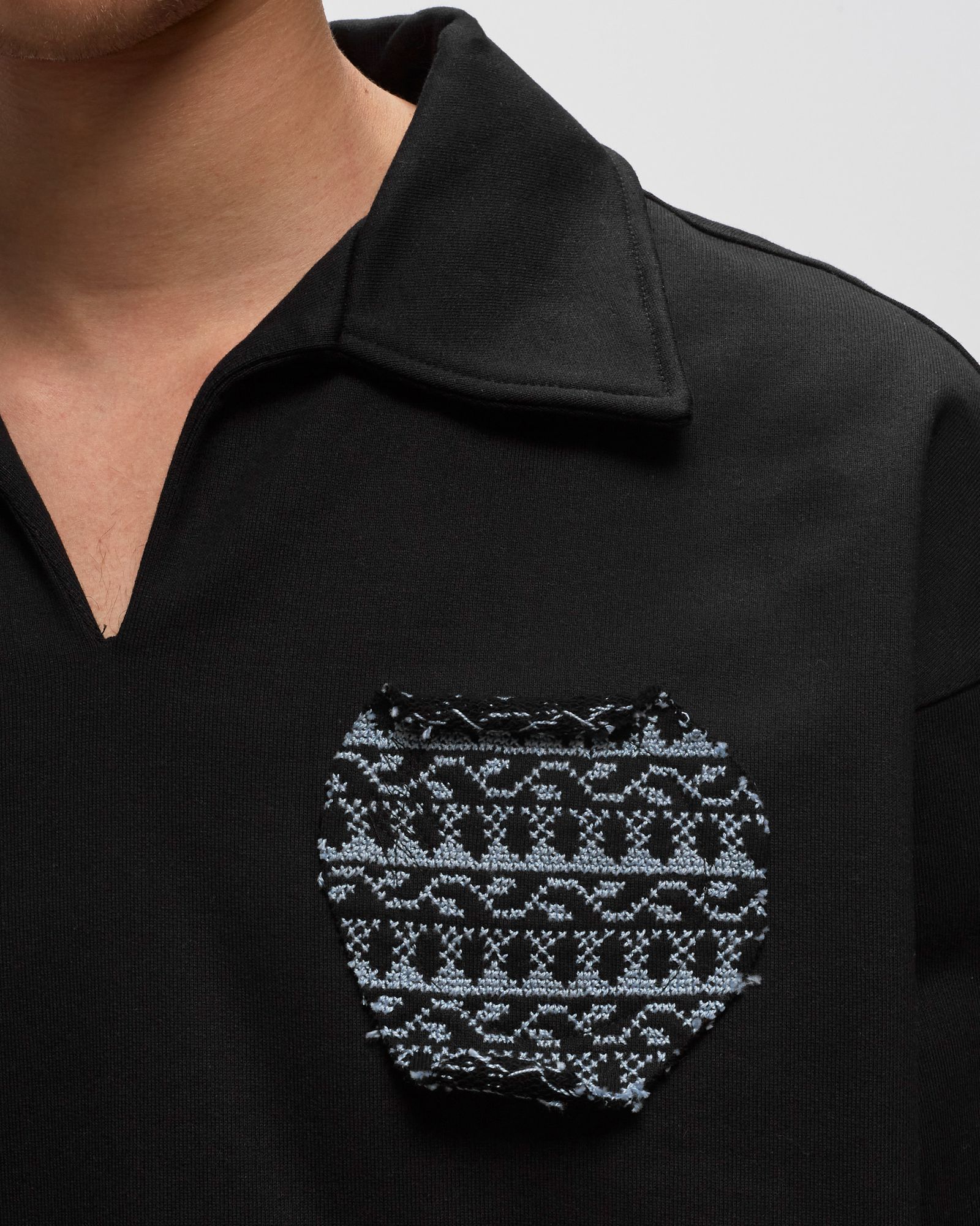 SUR PATCH COLLAR CREWNECK