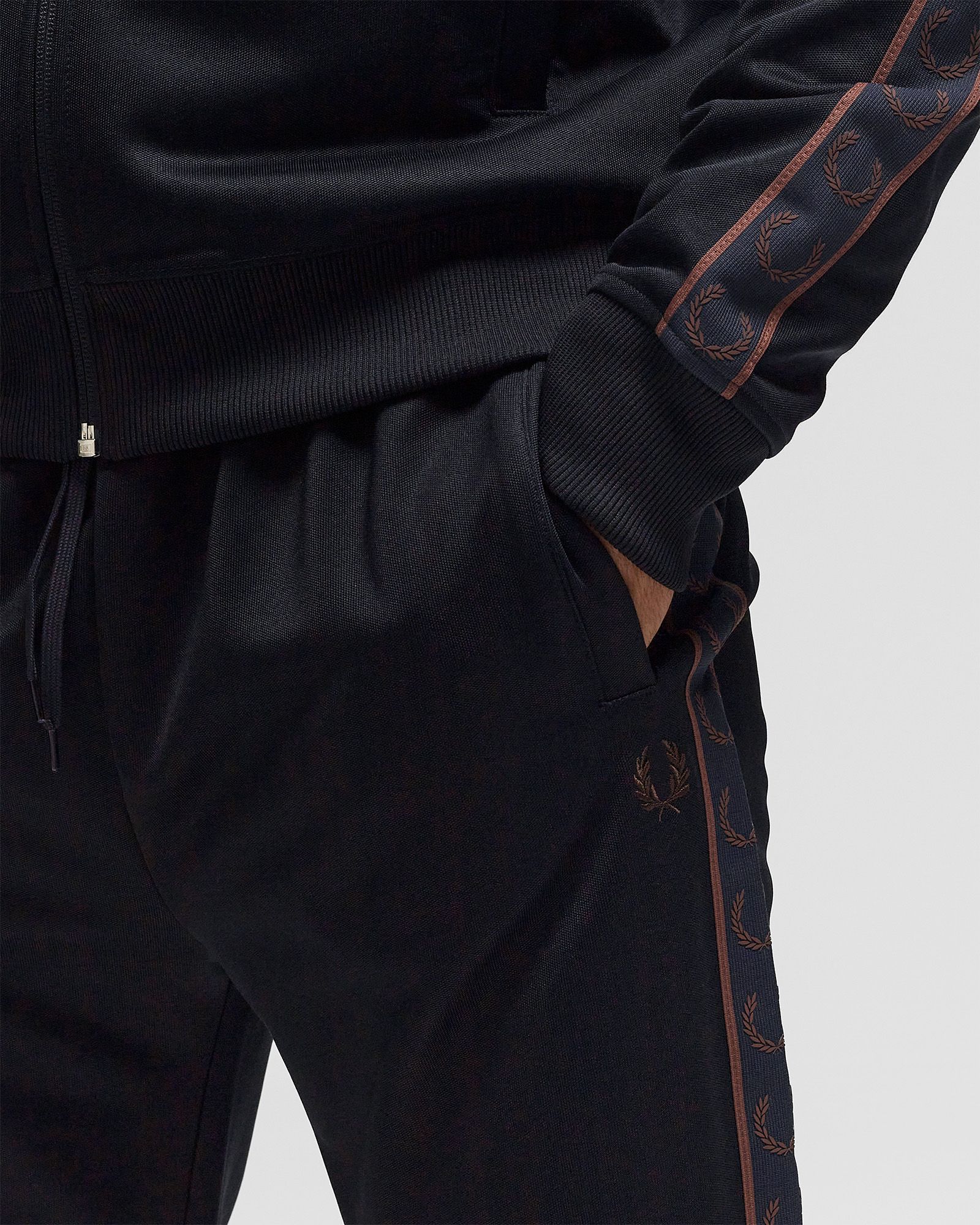 CONTRAST TAPE TRACK PANT