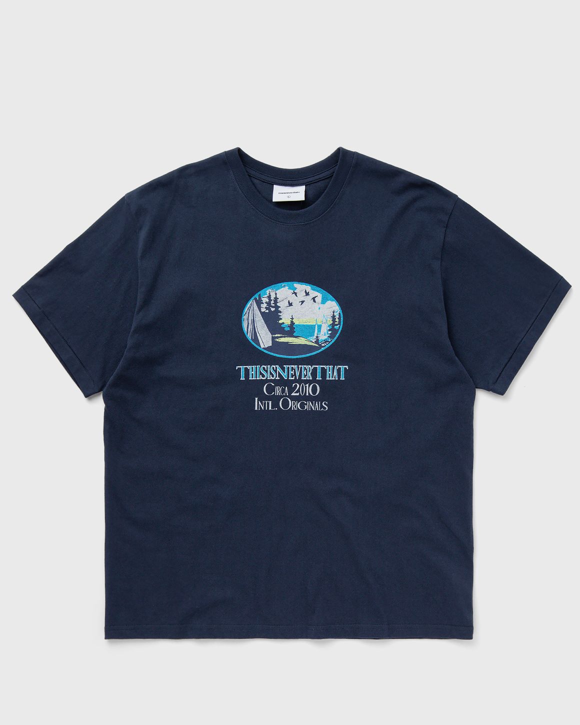 ★thisisneverthat★ that Village Tee Blue TN251TTSST33BLU International-Team-Tee-