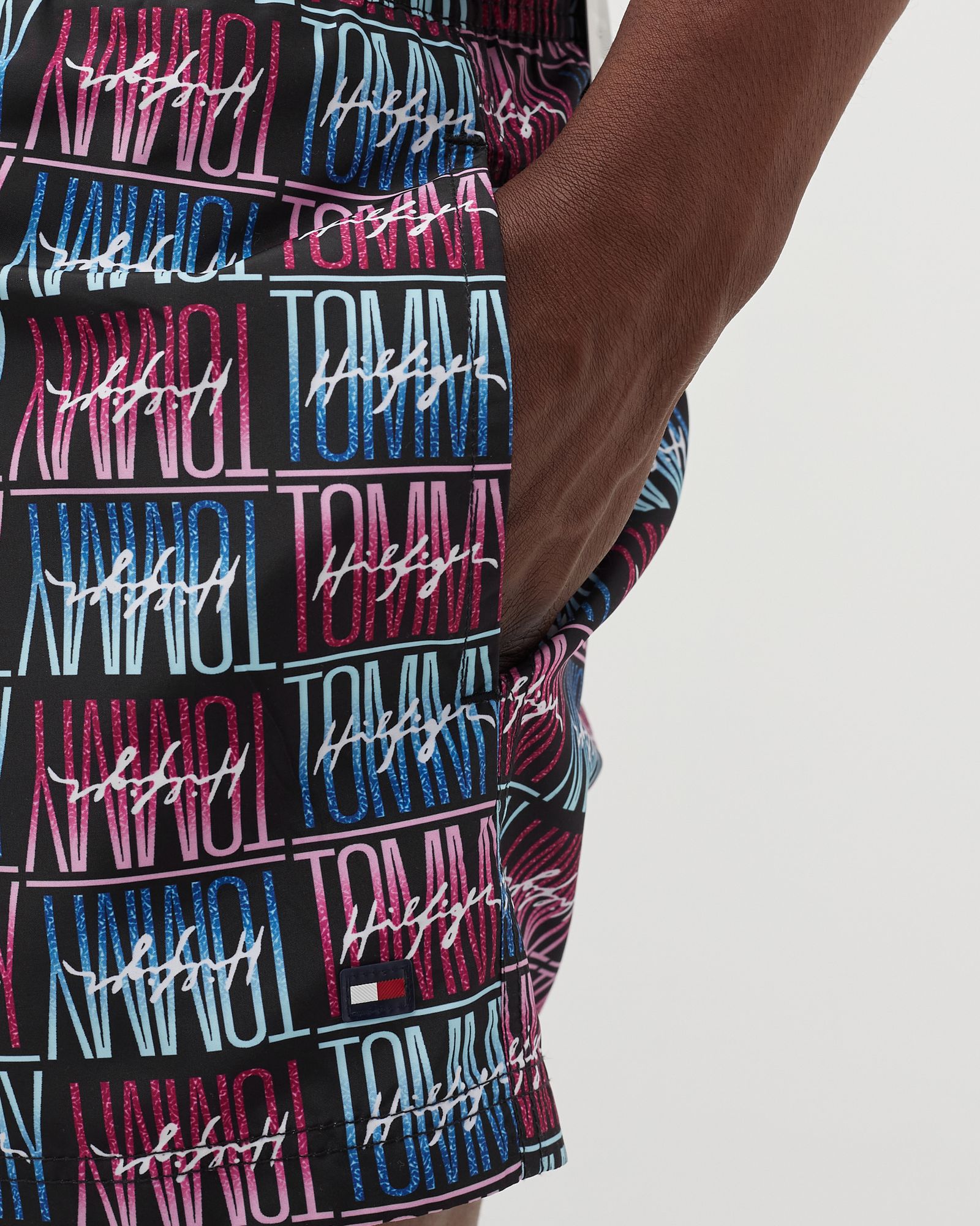 LOGO PRINT SLIM FIT SHORT LENGTH SWIM SHORTS