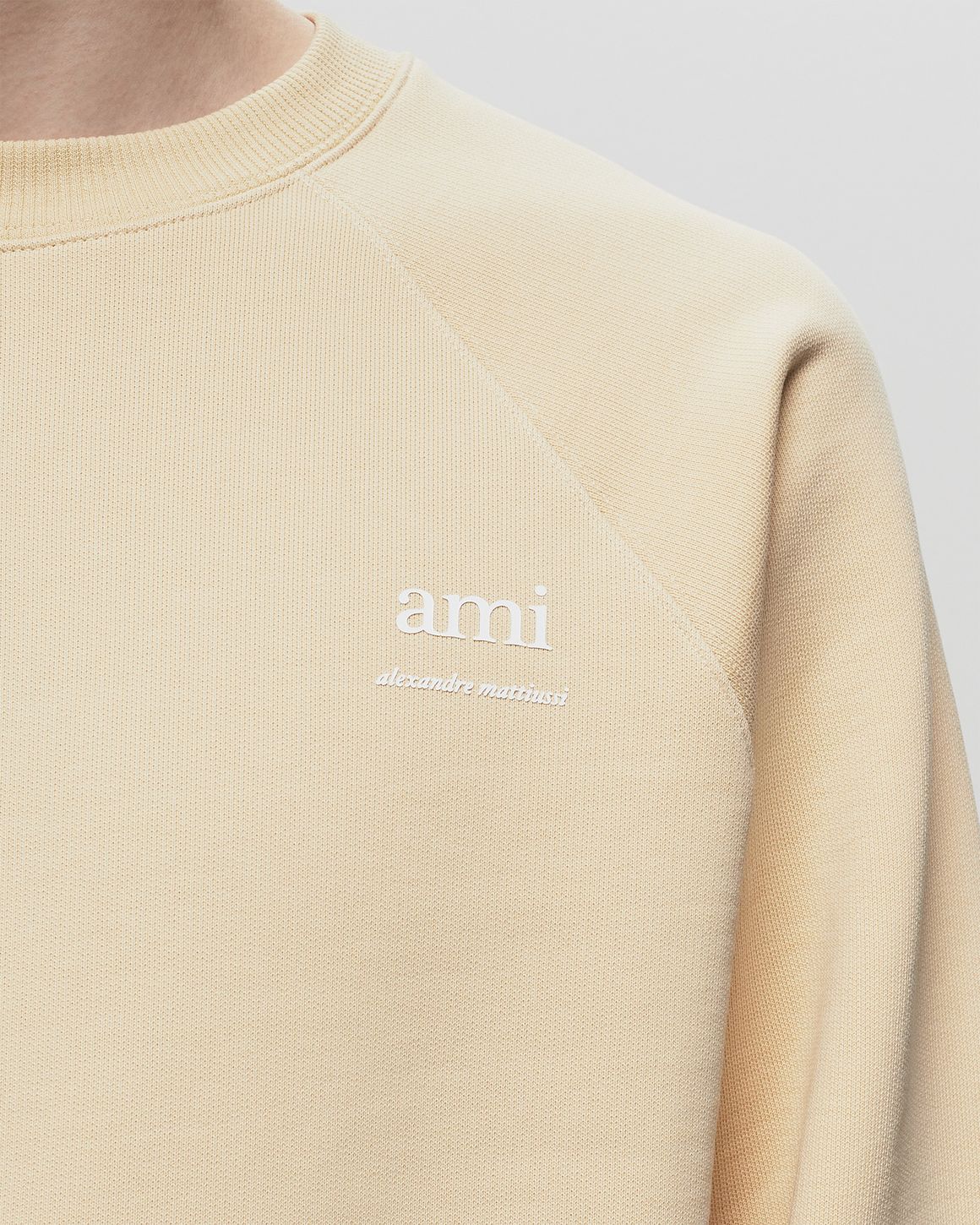 AMI｜CREWNECKS (USW024 747 721) AMI Paris SWEATSHIRT AMI AM Beige | BSTN Store