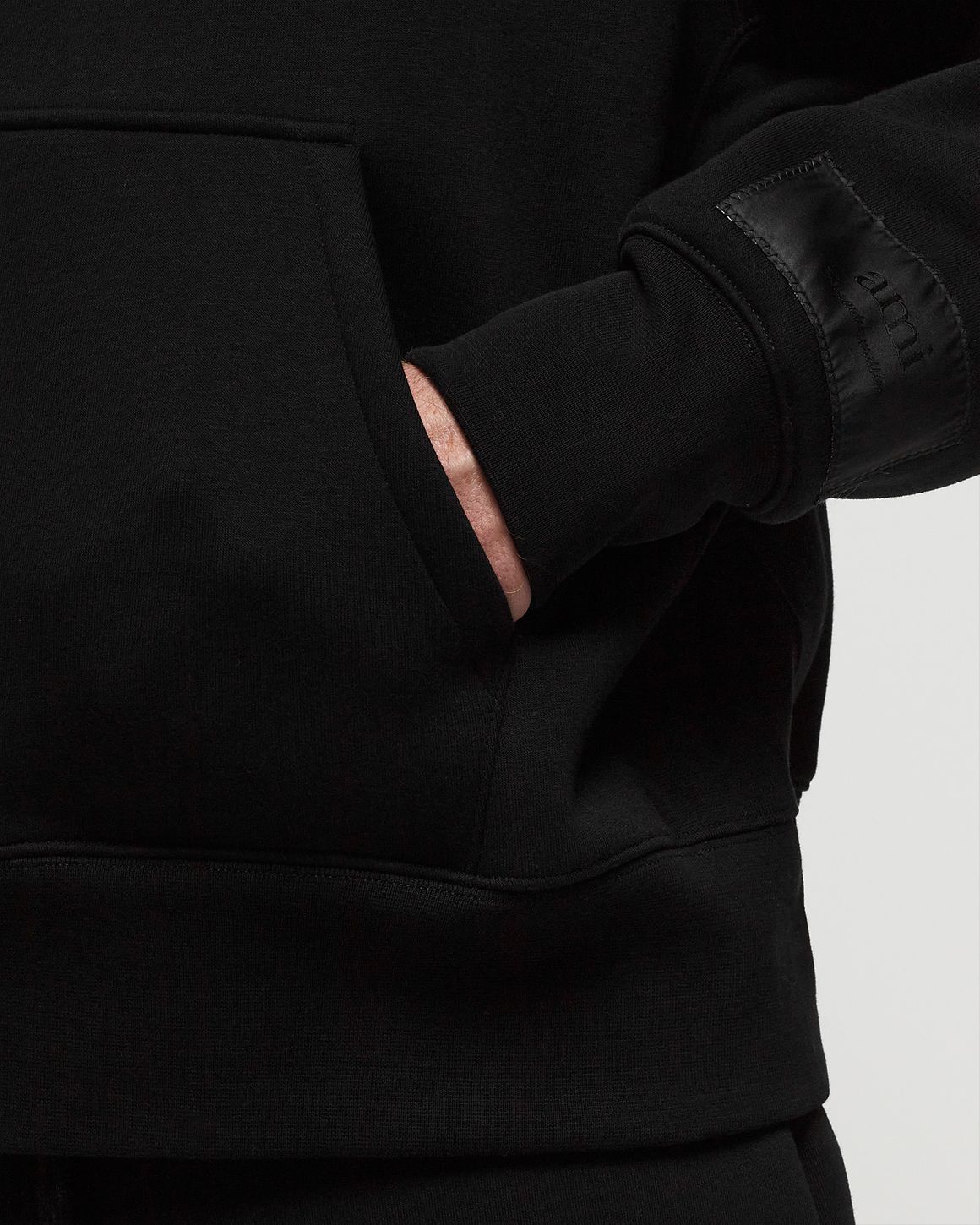 【送料&関税込】Ami Alexandre Mattiussi ami Paris Shopping B AMI Paris AMI ALEXANDRE MATTIUSSI SWEATSHIRT Black | BSTN Store