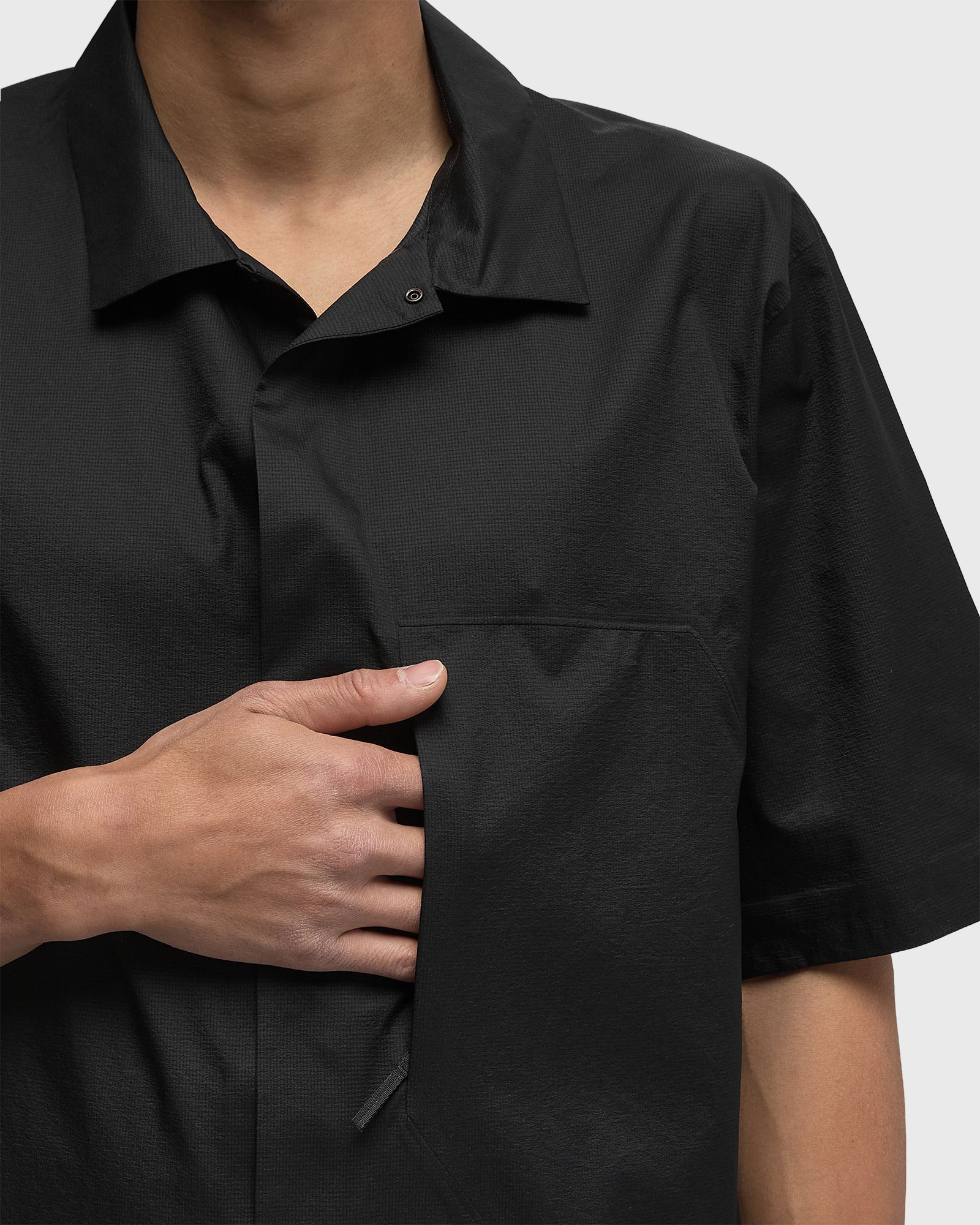 Arc´teryx Veilance DEMLO SS SHIRT Black | BSTN Store