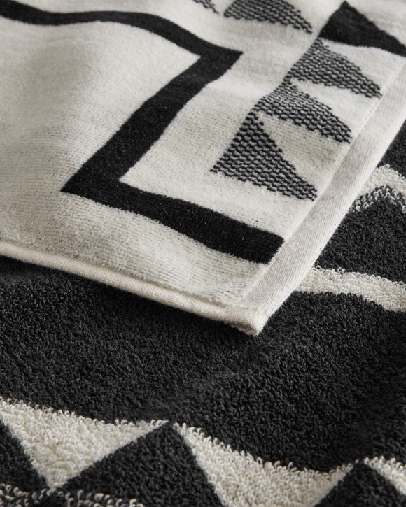 OVERSIZED JACQUARD SPA TOWEL